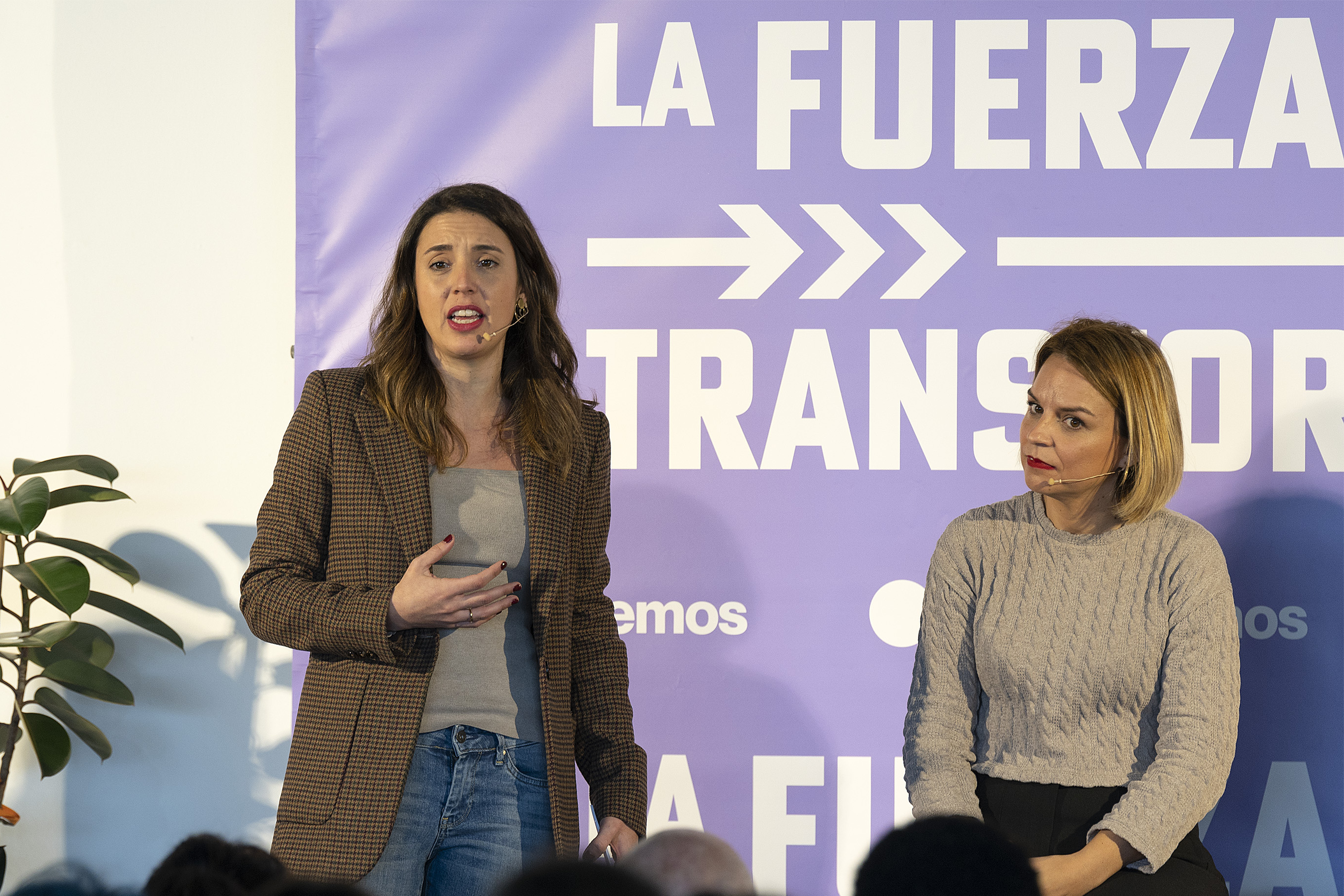 Irene Montero, junto a Noemí Santana, consejera del gobierno de Canarias de Derechos Sociales, en un acto de Podemos.