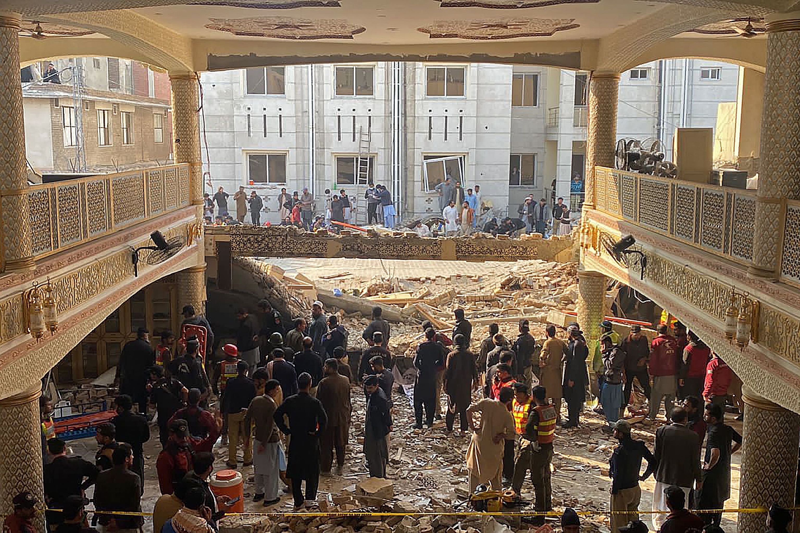 Parte de la mezquita en Peshawar se derrumbó tras la explosión.