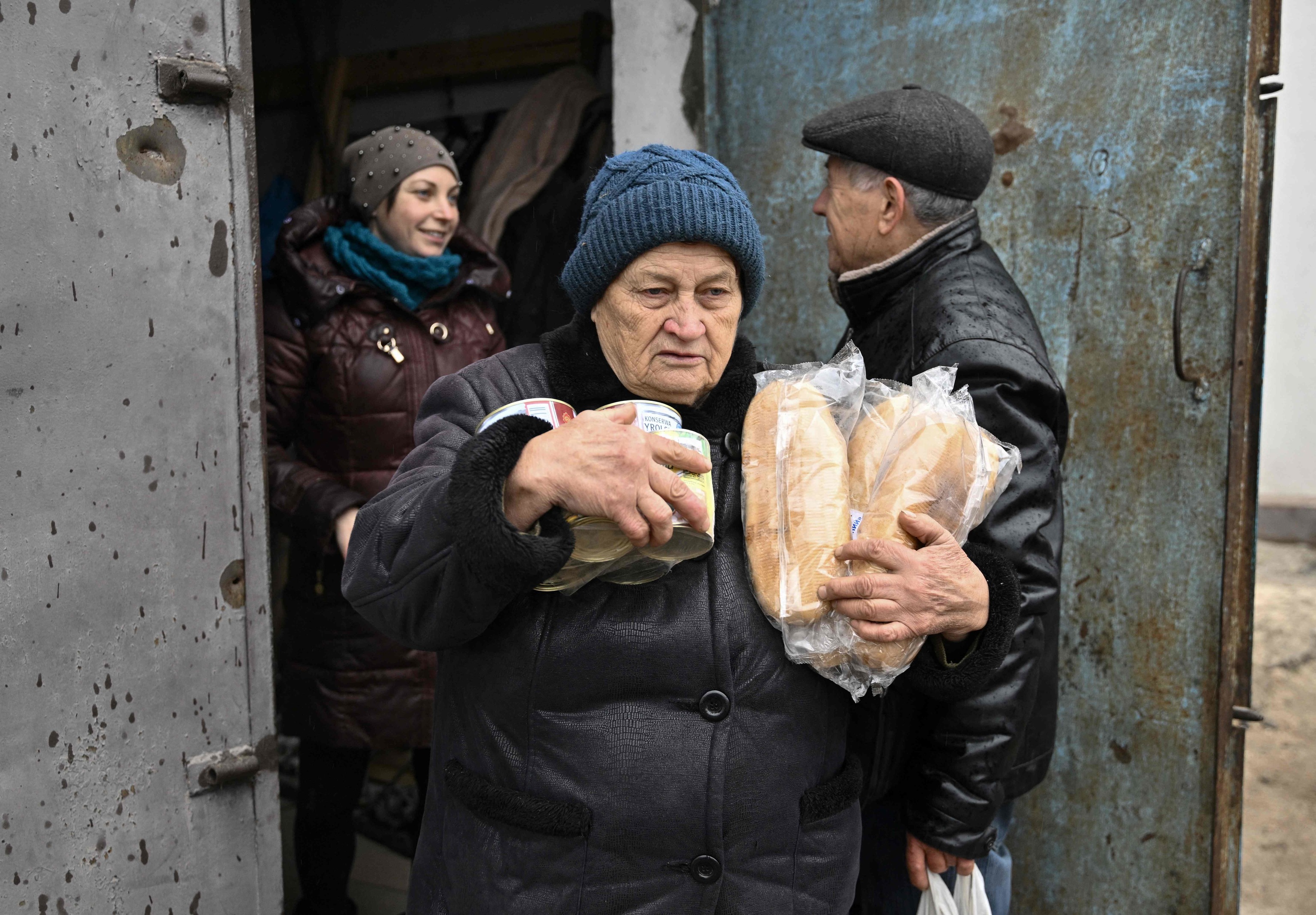 Reparto de ayuda alimentaria en su pueblo de Lymany, región de Mykolaiv.