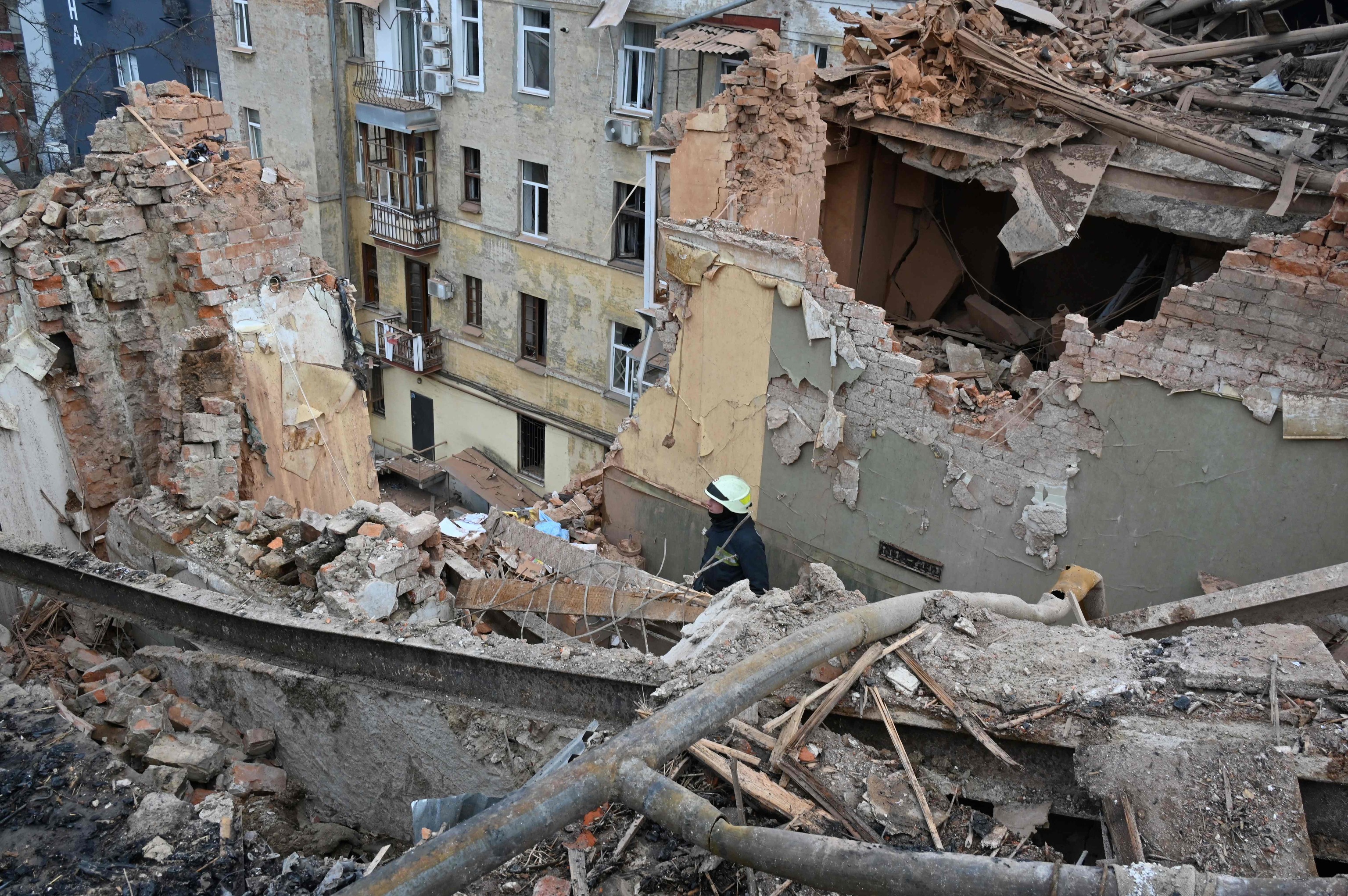 Trabajos de liempieza de escombros en un edificio residencial en Jarkov.