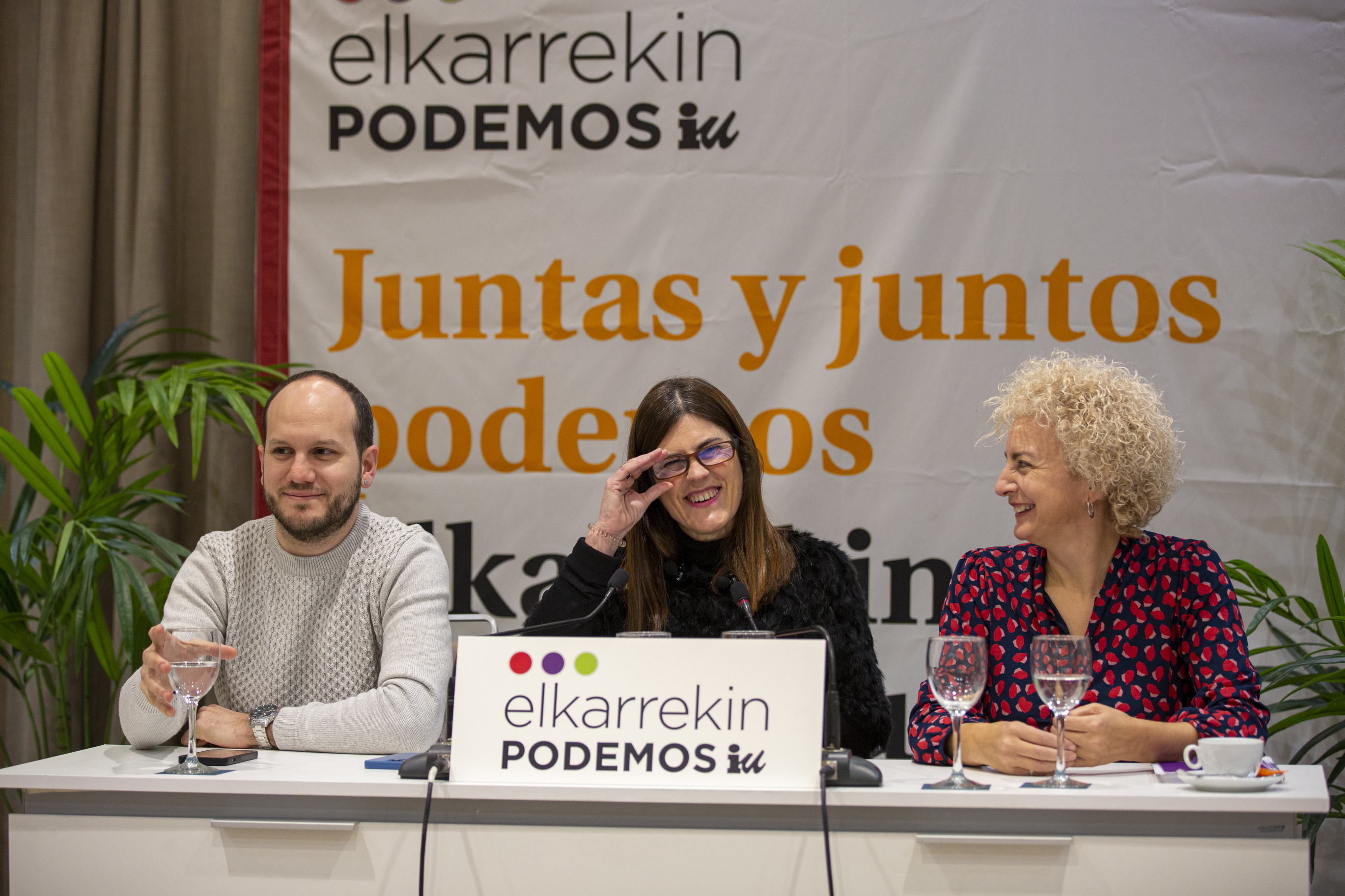 Iigo Martnez, Miren Gorrotxategi e Isabel Gonzlez durante su comparecencia pblica para explicar las prioridades de Podemos al reanudarse la actividad parlamentaria.