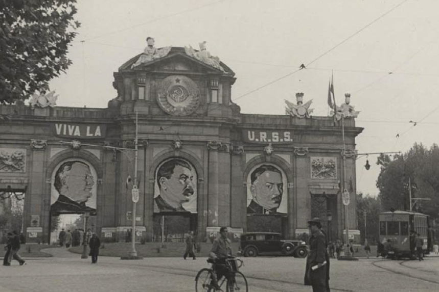 La madrileña Puerta de Alcalá decorada con los retratos de los líderes soviéticos Stalin, Litvinov y Voroshilov en octubre de 1937. MUNDO