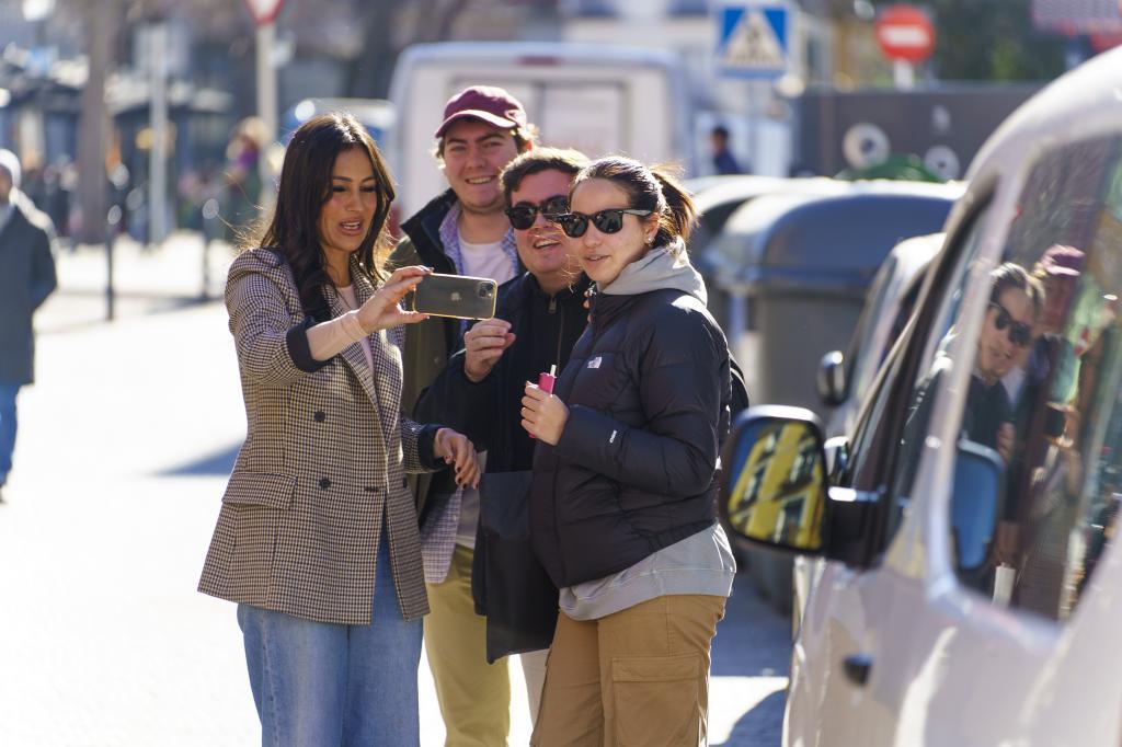 La vicealcaldesa de Madrid, Begoña Villacís, se hace una foto en la calle con unos simpatizantes.