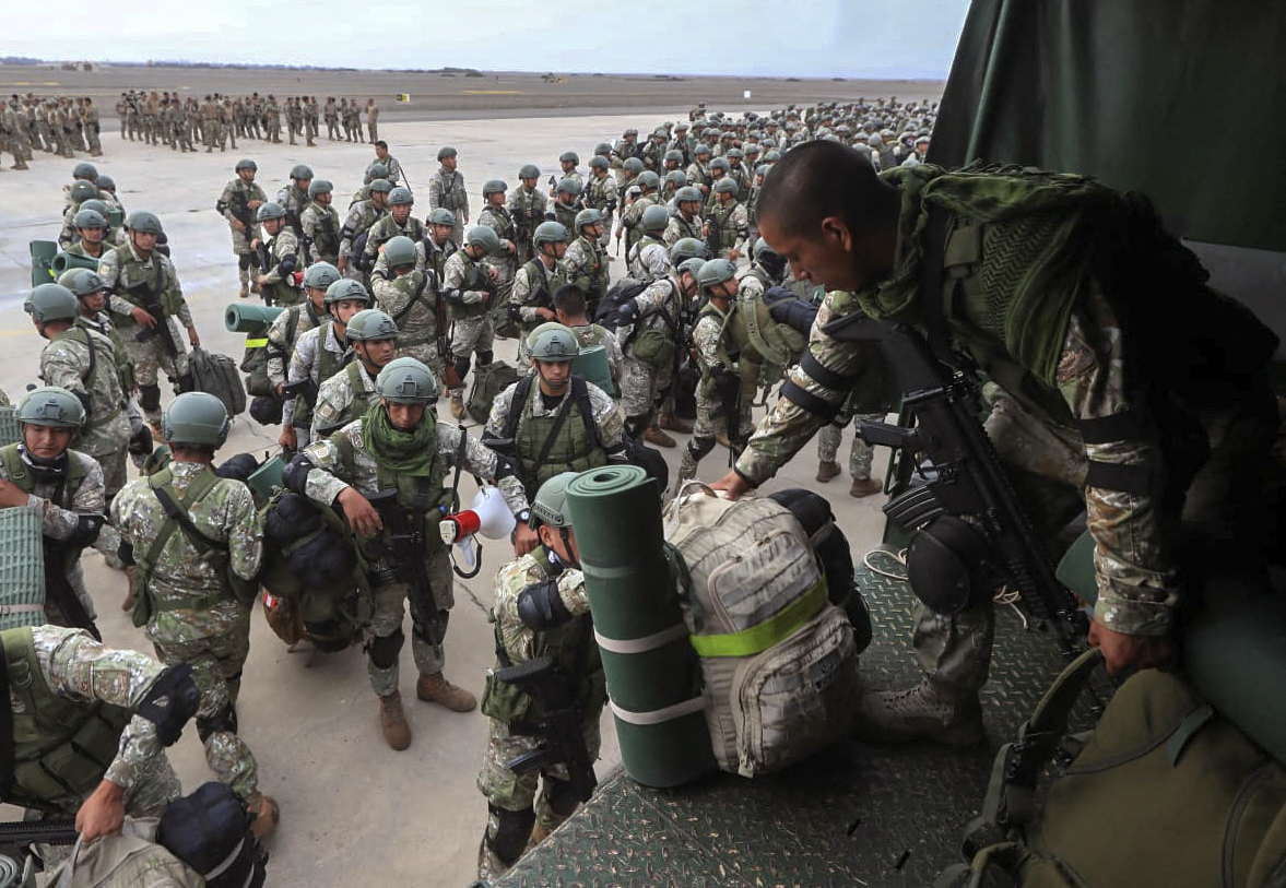 Soldados se despliegan en Ica para apoyar a la policía contra los bloqueos de carreteras en Perú.