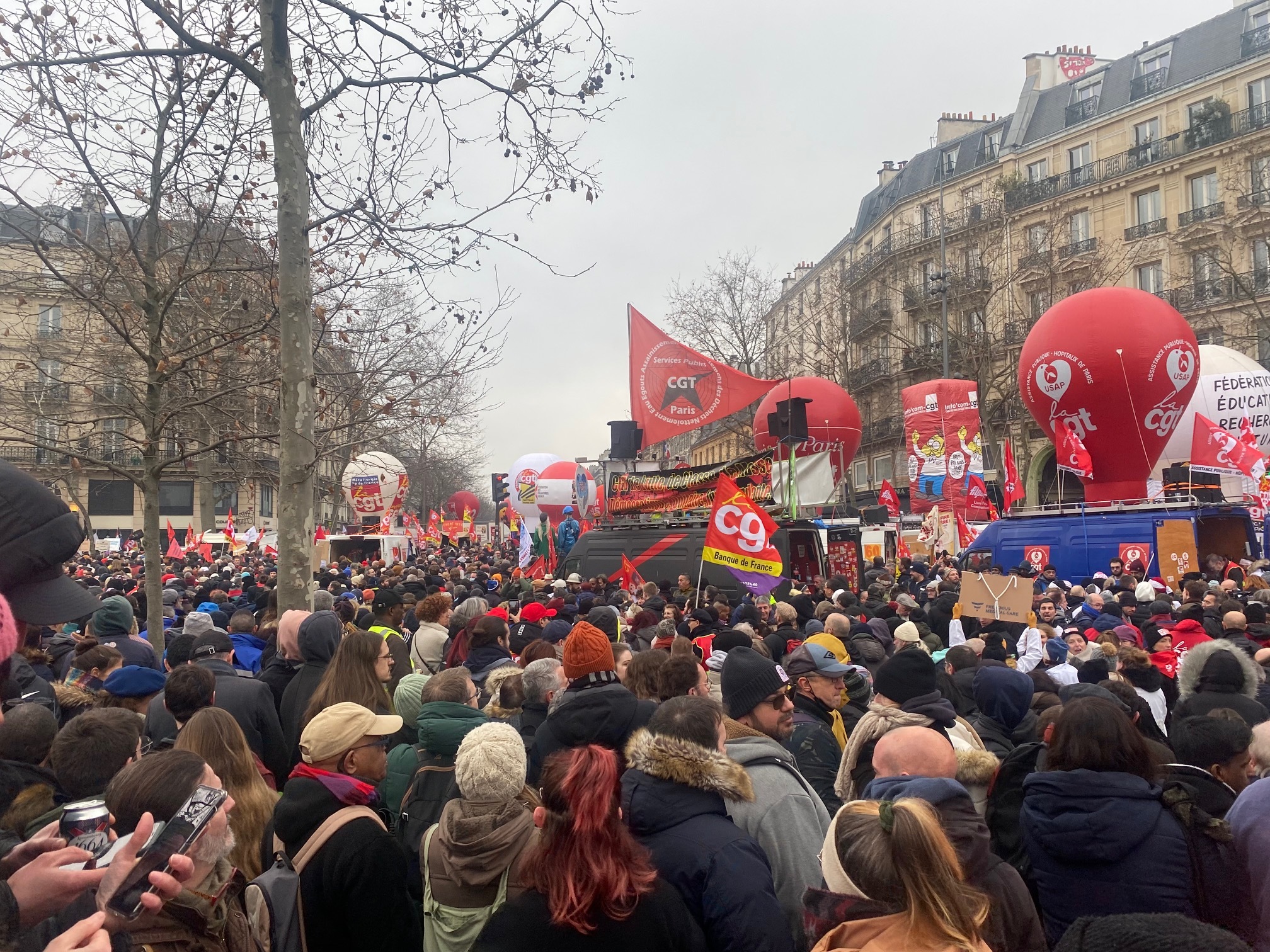 Los sindicatos elevan el tono en el segundo día de huelga contra la reforma de las pensiones de Macron
