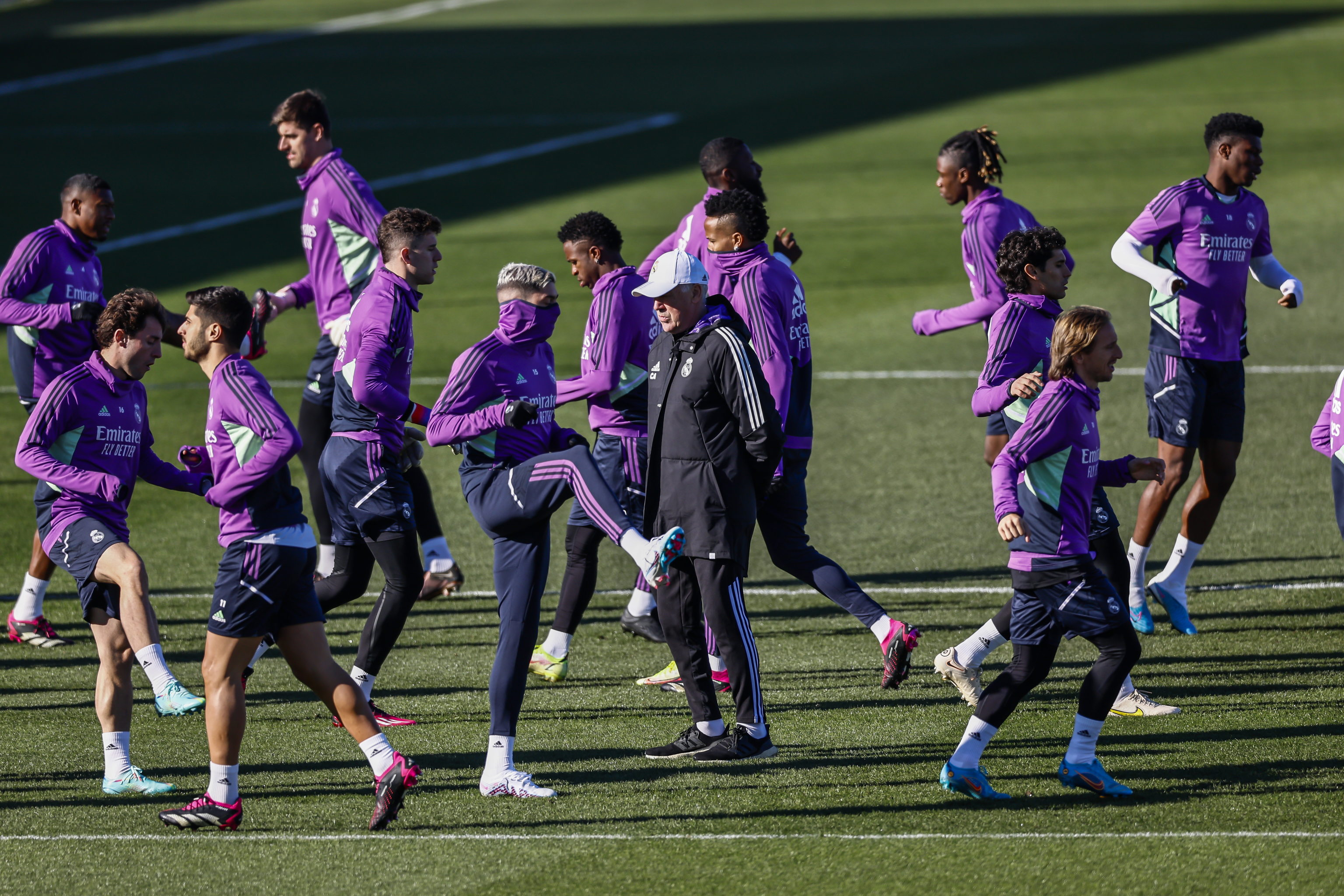 Ancelotti, en el centro, durante un entrenamiento del Madrid.