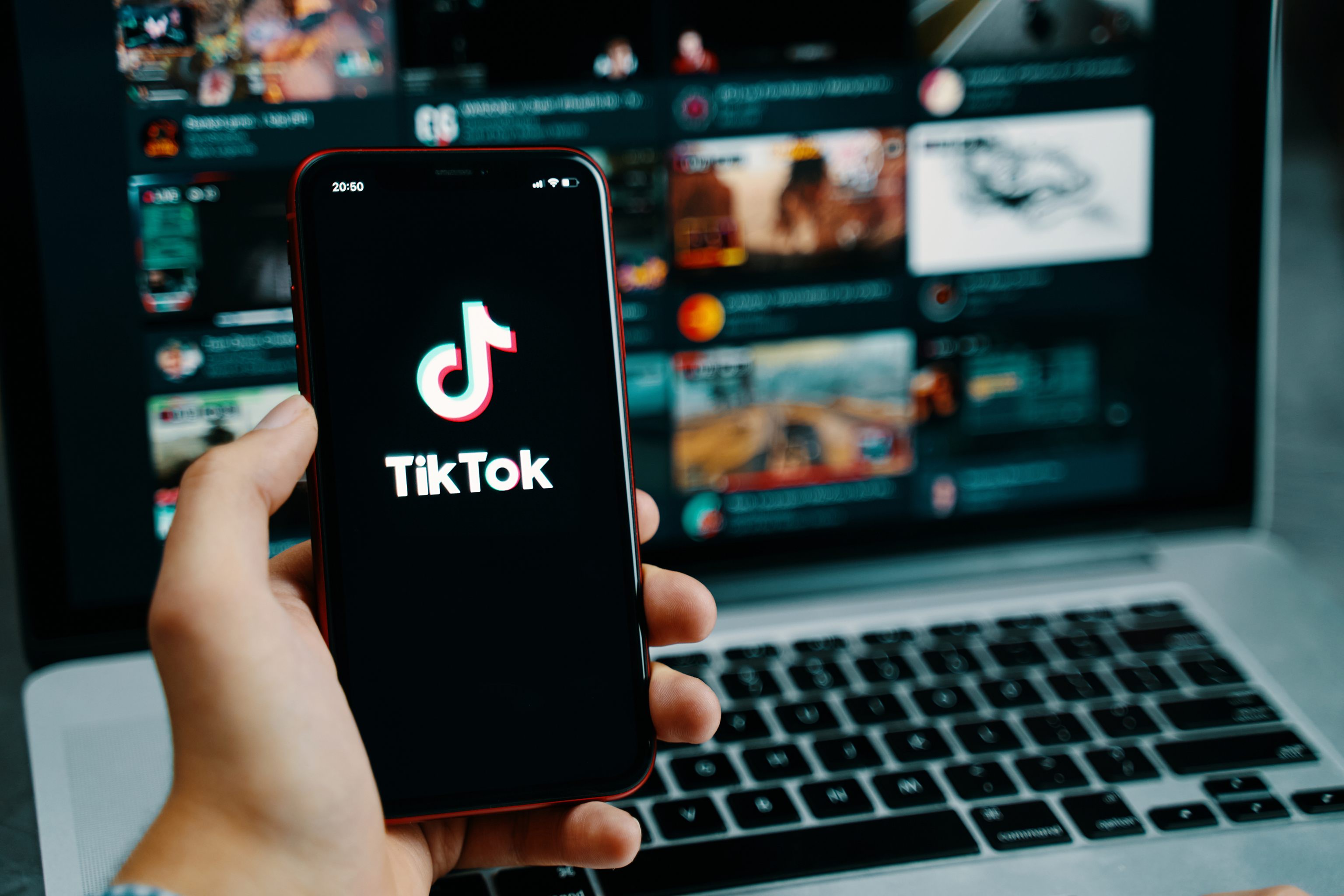 Un usuario se conecta a TikTok.
