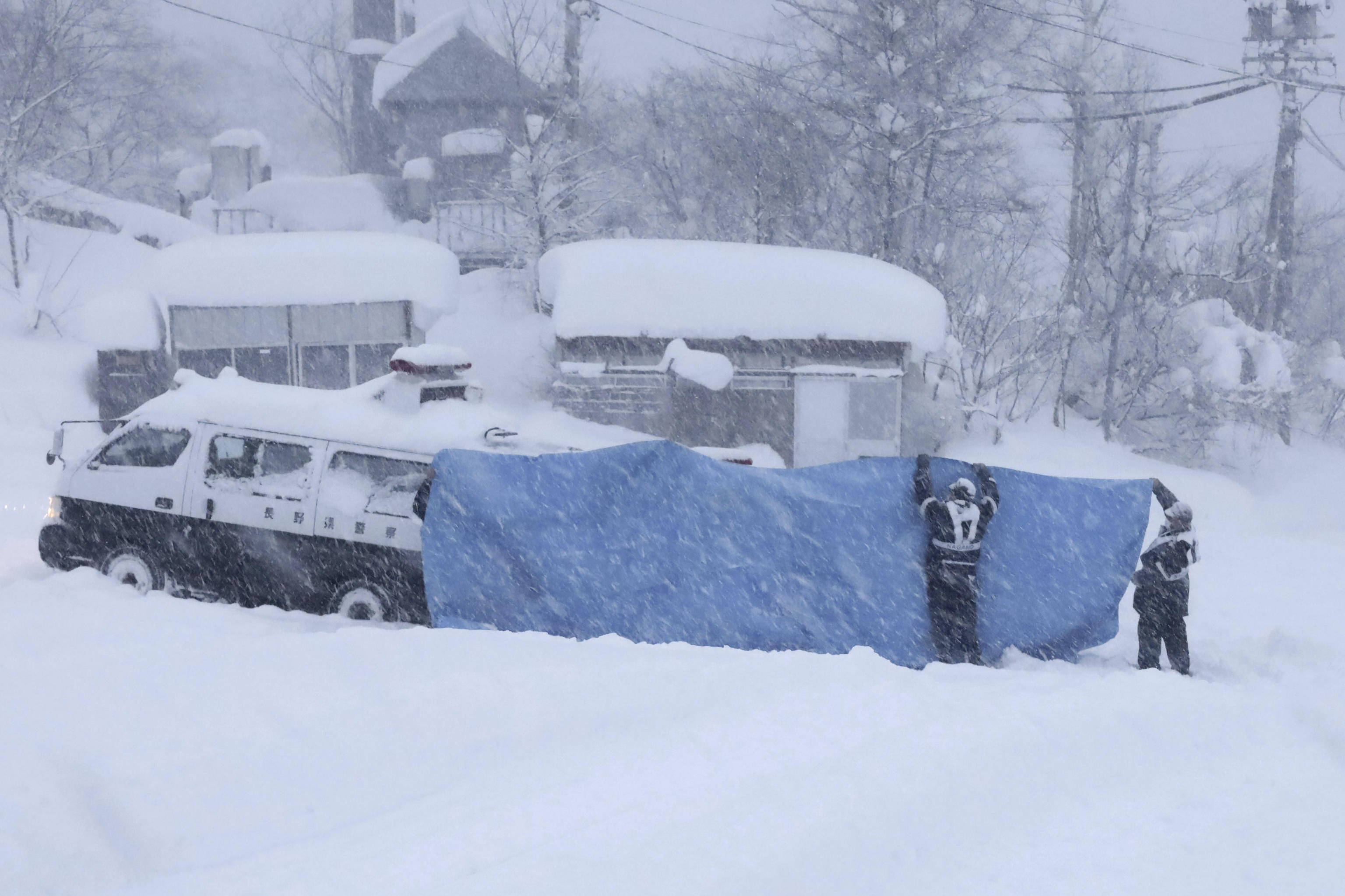 Los equipos de rescate tras la avalancha en Otari.
