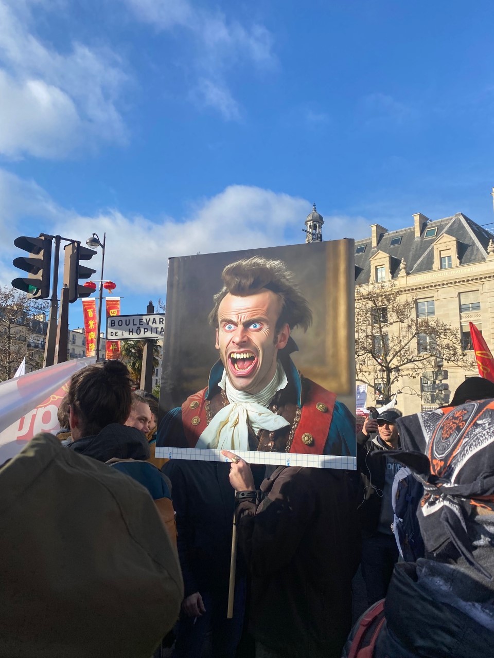 Pancarta contra Emmanuel Macron en la manifestación de París