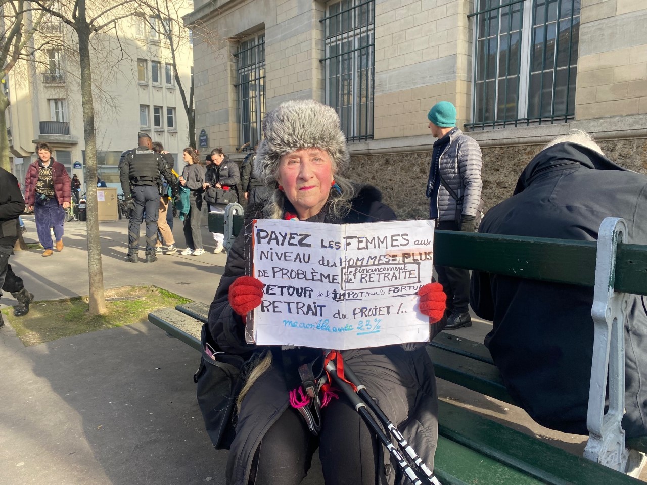 Josie, feminista y antimacronista, en la manifestación de París