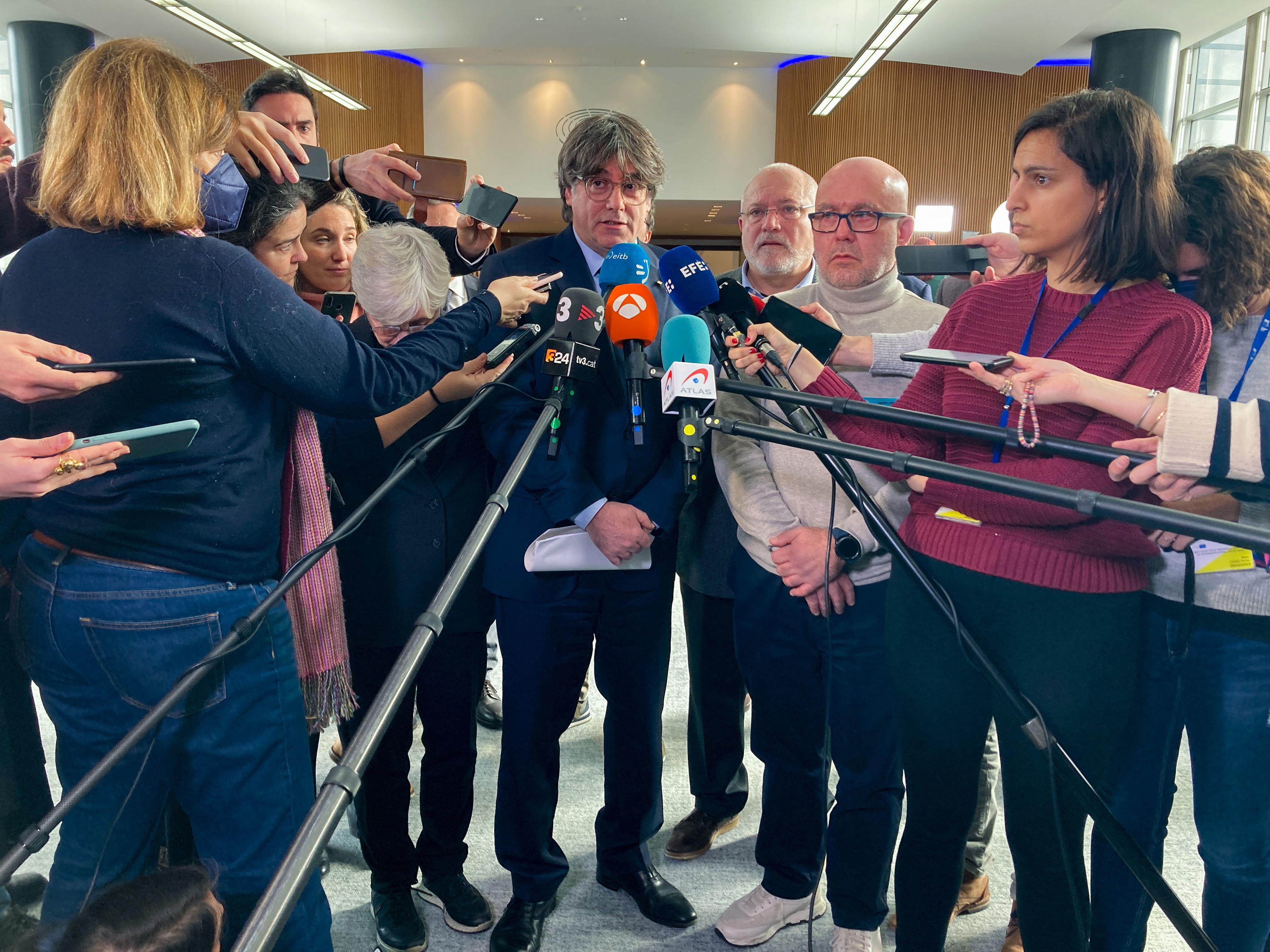 El ex presidente catalán Carles Puigdemont declara ante la prensa tras la sentencia del TJUE.