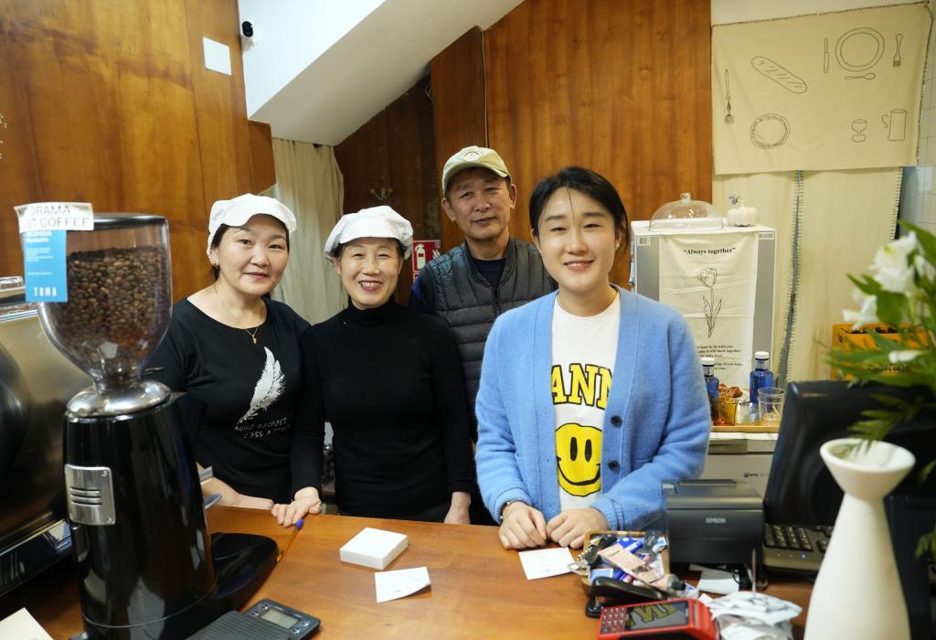 Guiyue Pei, de azul, junto a su madre Junghwa Park, su padre Xhixu Pei, y una cocinera que han incorporado al equipo.