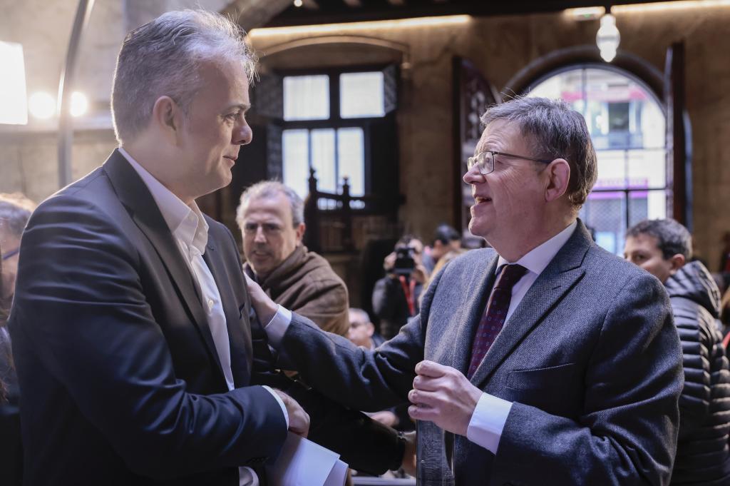 El presidente de la Generalitat, Ximo Puig, conversa con el vicepresidente valenciano, Hctor Illueca, este mircoles.
