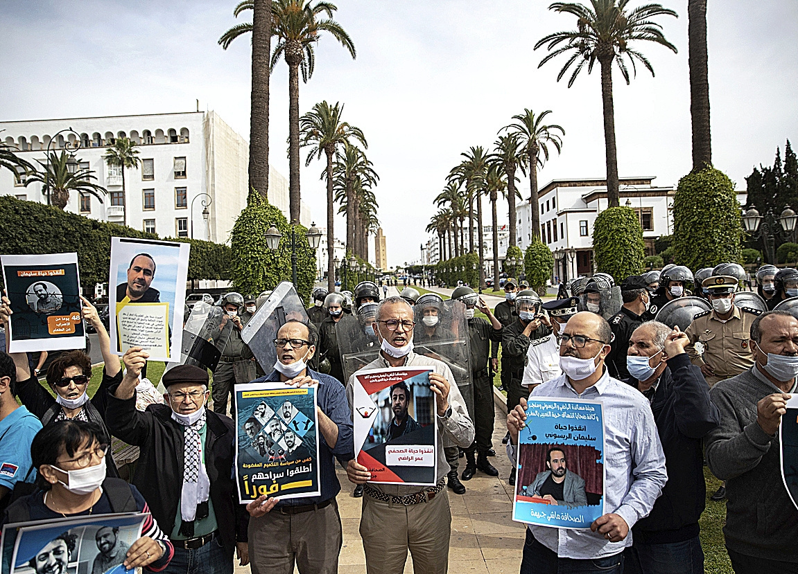 Un grupo de manifestantes exige la liberación de Omar Radi y Sulaiman Raisuni, en 2021 en Rabat.