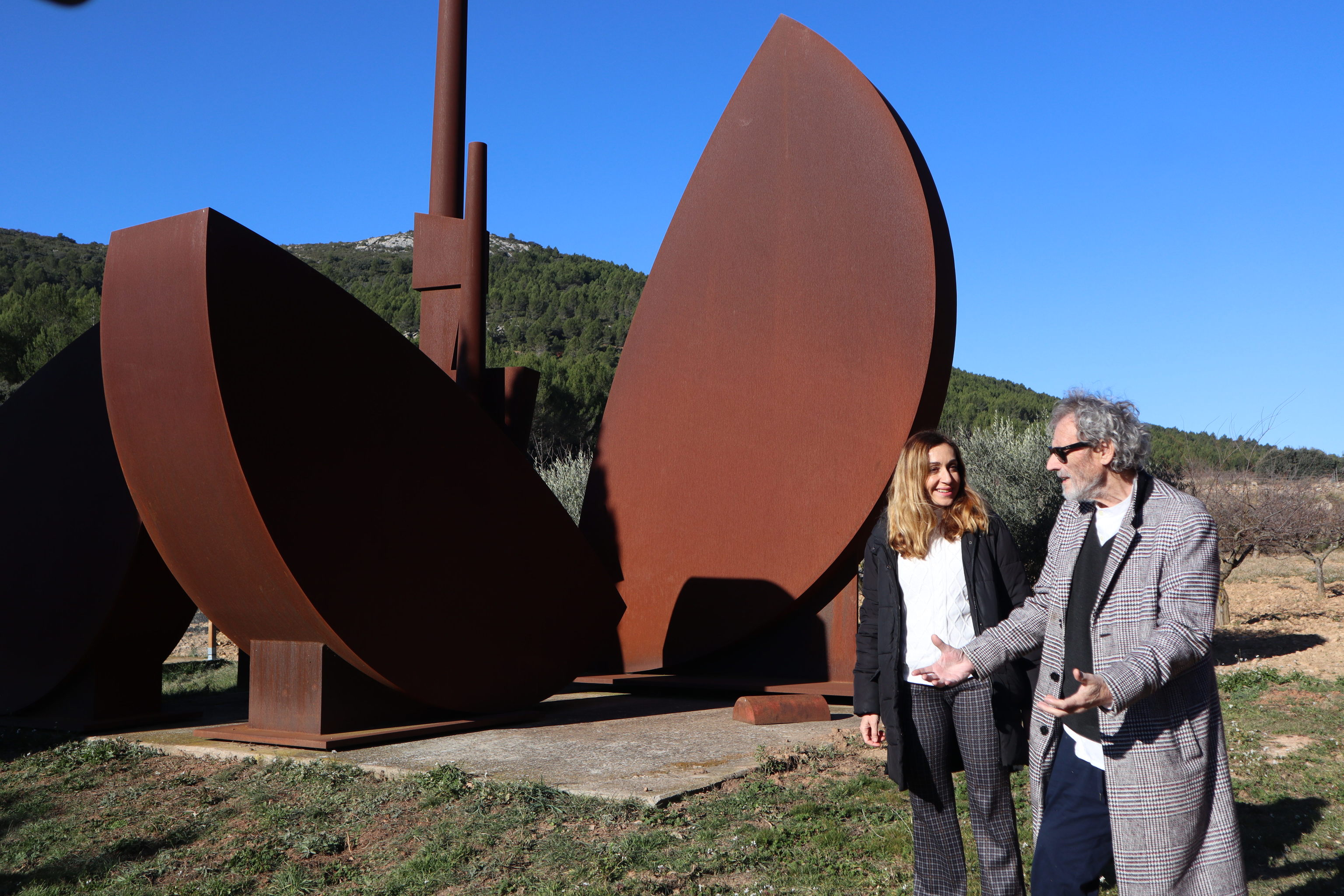 La consellera de Agricultura, Isaura Navarro, con el escultor Miquel Navarro, en su museo.