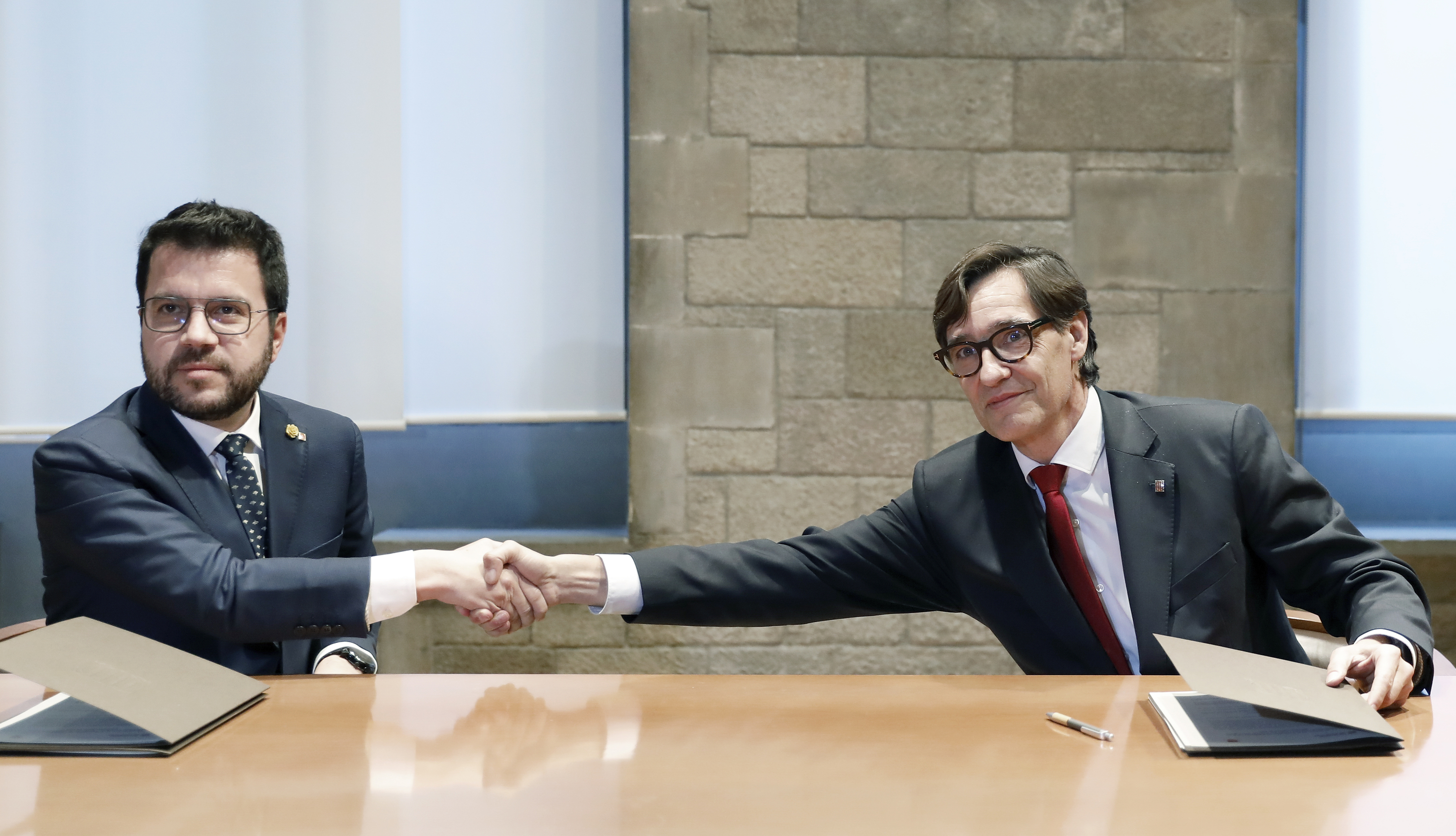El presidente de la Generalitat, Pere Aragonès, firma el acuerdo de presupuestos con Salvador Illa, primer secretario del PSC.