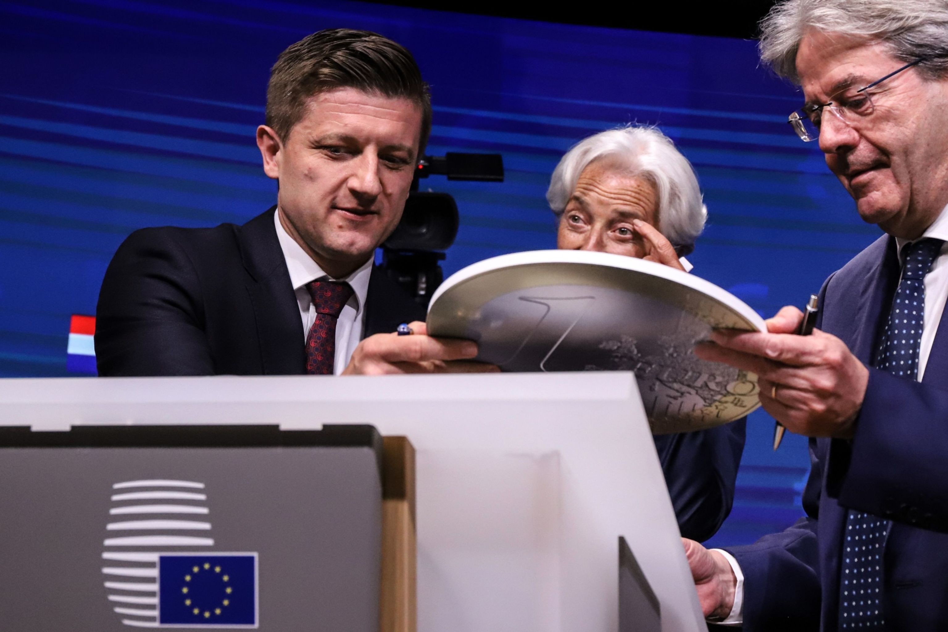 De izq. a dcha.:Zdravko Maric, entonces ministro croata de Finanzas; Christine Lagarde, presidenta del Banco Central Europeo (BCE); y Paolo Gentiloni, comisario europeo de Asuntos Económicos, durante la ceremonia de adhesión de Croacia al euro, en Bruselas, el pasado 12 de julio de 2022.