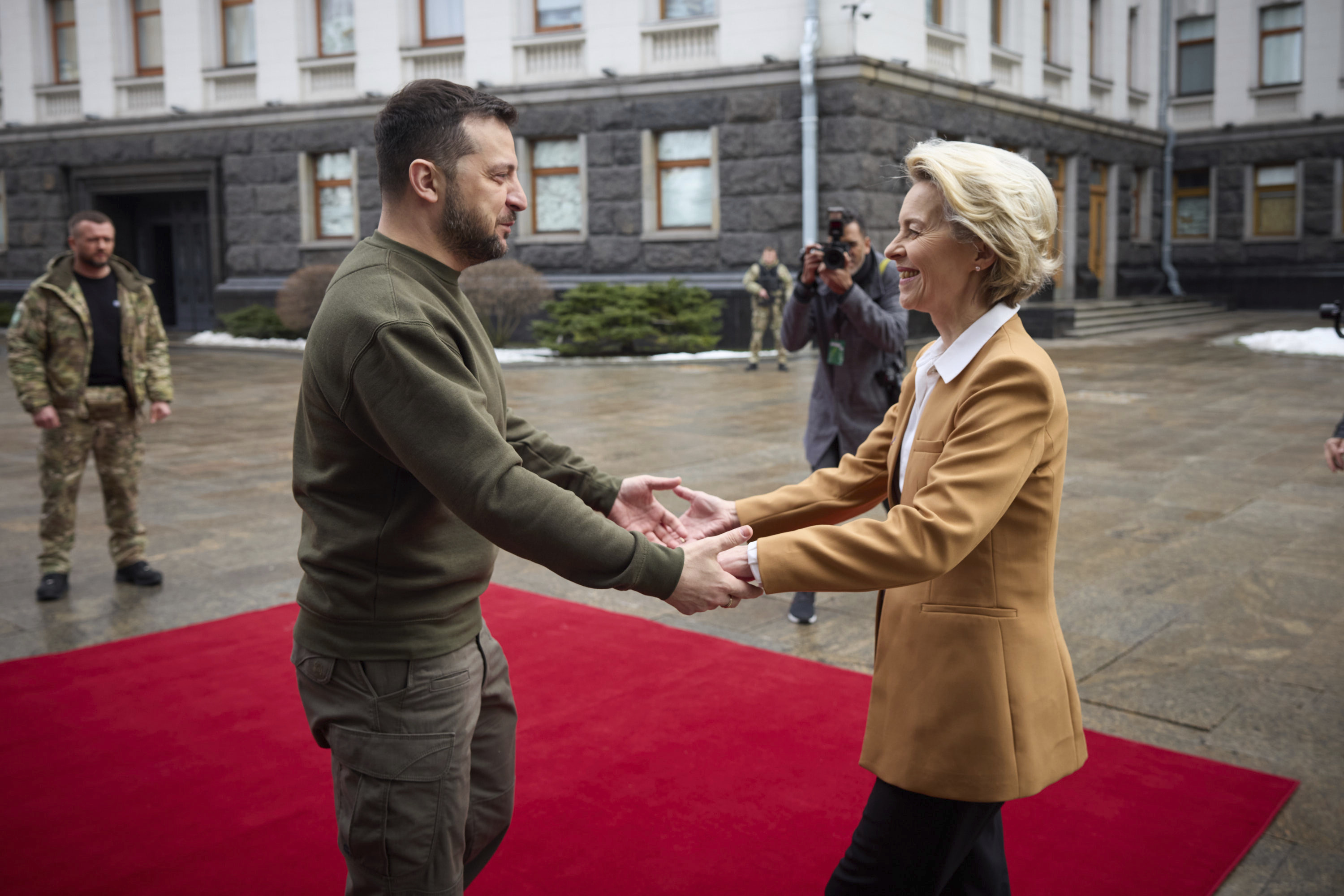 El presidente ucraniano junto a Ursula von der Leyen, en Kiev.