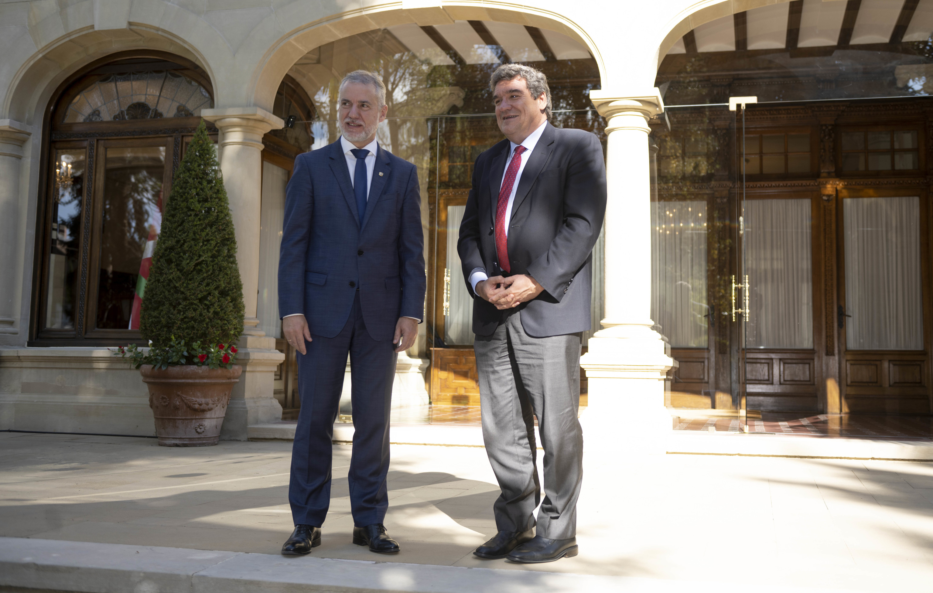 El lehendakari Urkullu posa con el ministro Jos Luis Escriv a la entrada del palacio de Ajuria Enea en Vitoria.