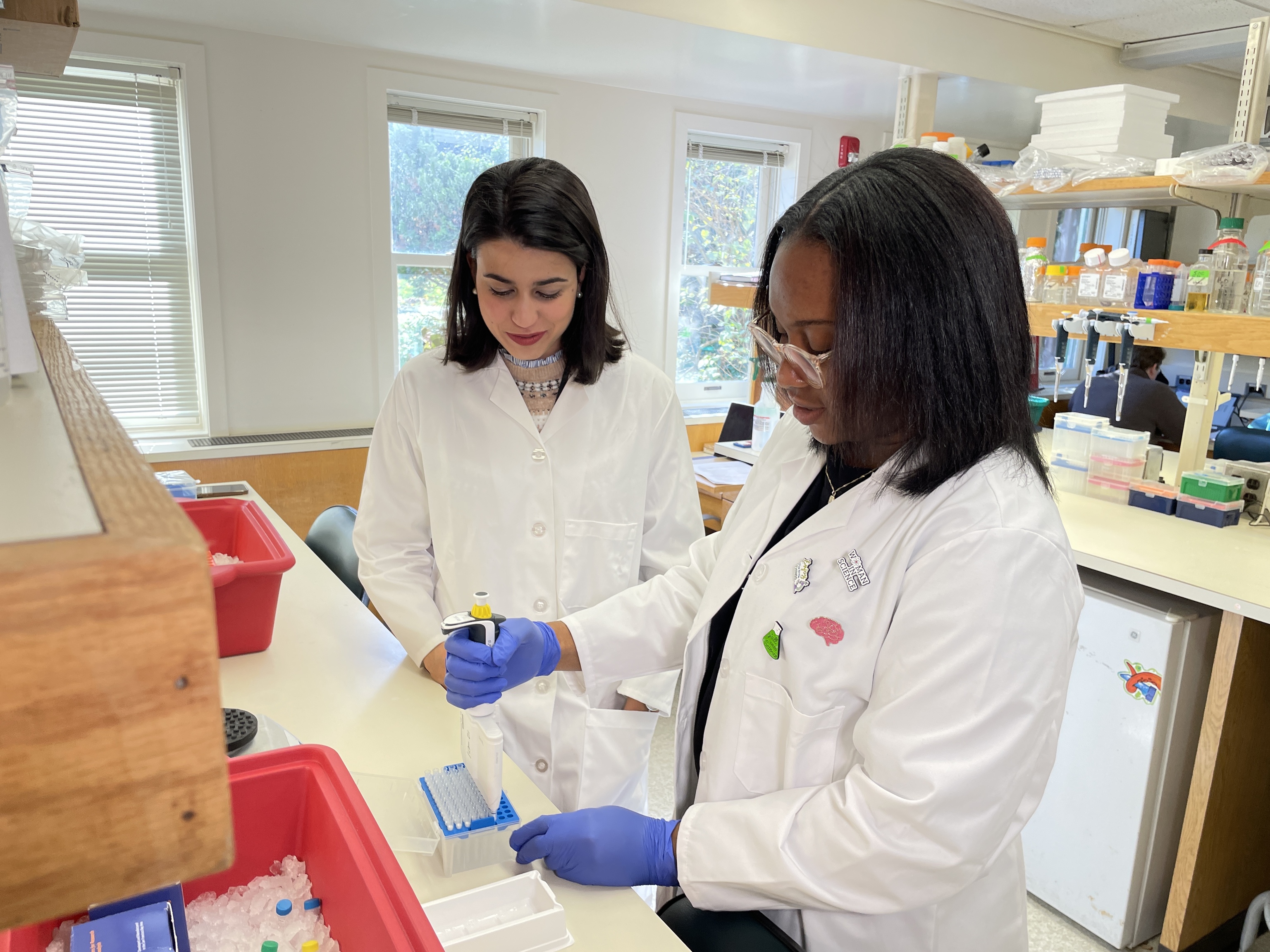 Corina en su laboratorio de Nueva York con una investigadora de su equipo.