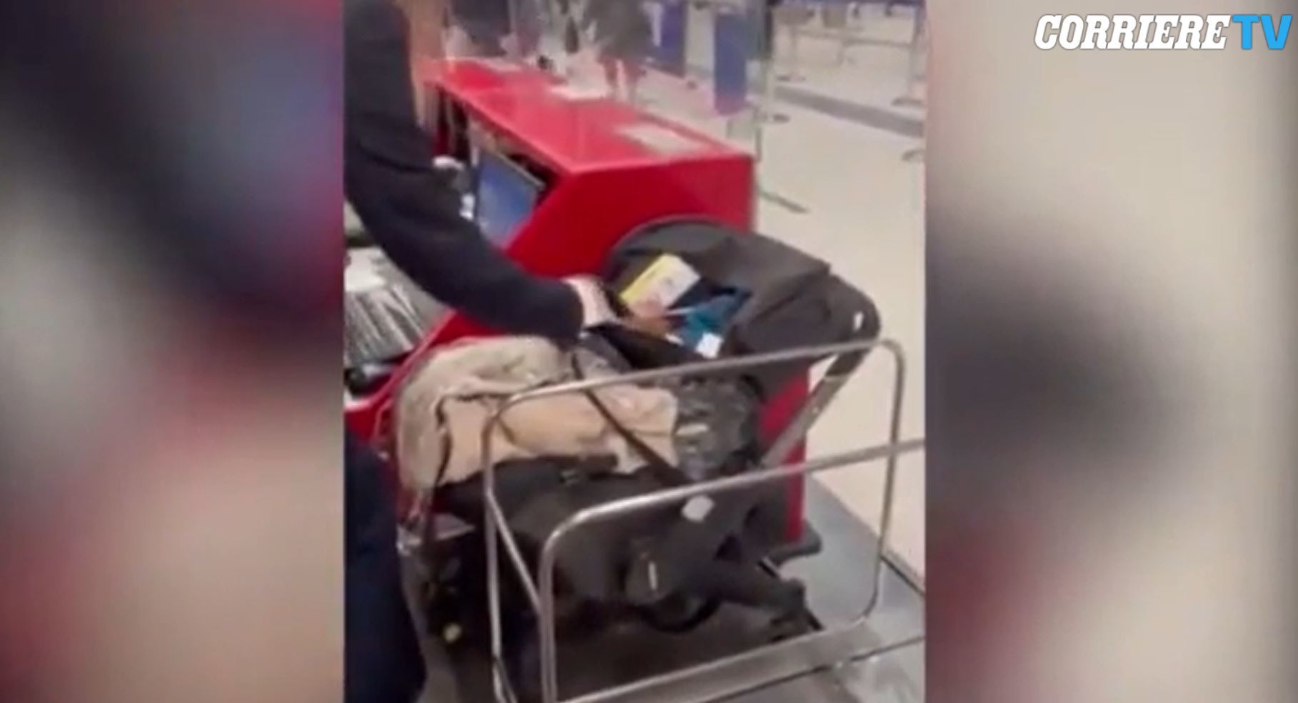 Una pareja belga deja a su bebé en el mostrador de facturación del aeropuerto de Tel Aviv al no querer pagar billete para el niño