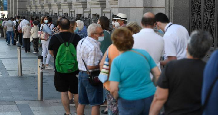 Colapso en la web del Tesoro y colas interminables en el Banco de España ante el aluvión de compra de deuda