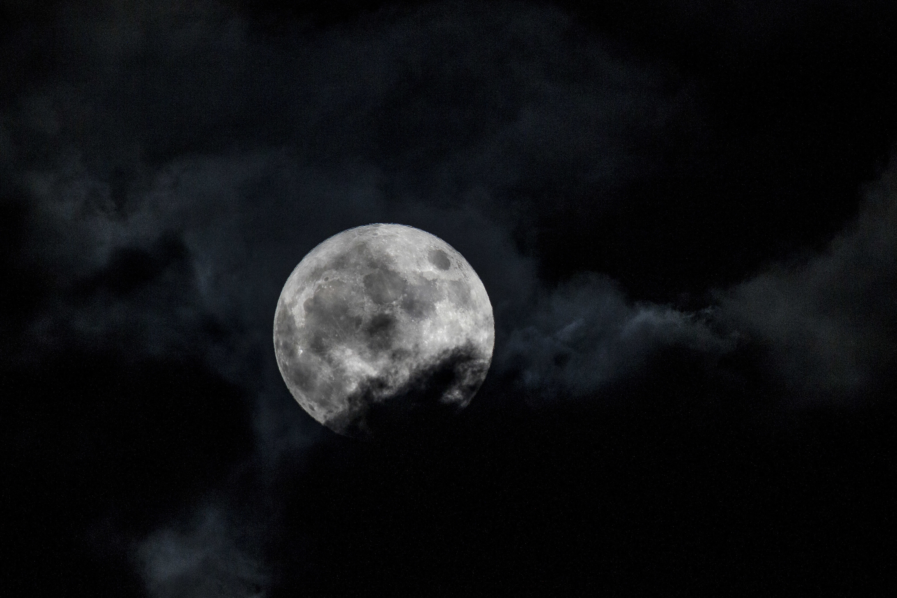 Luna llena entre nubes.
