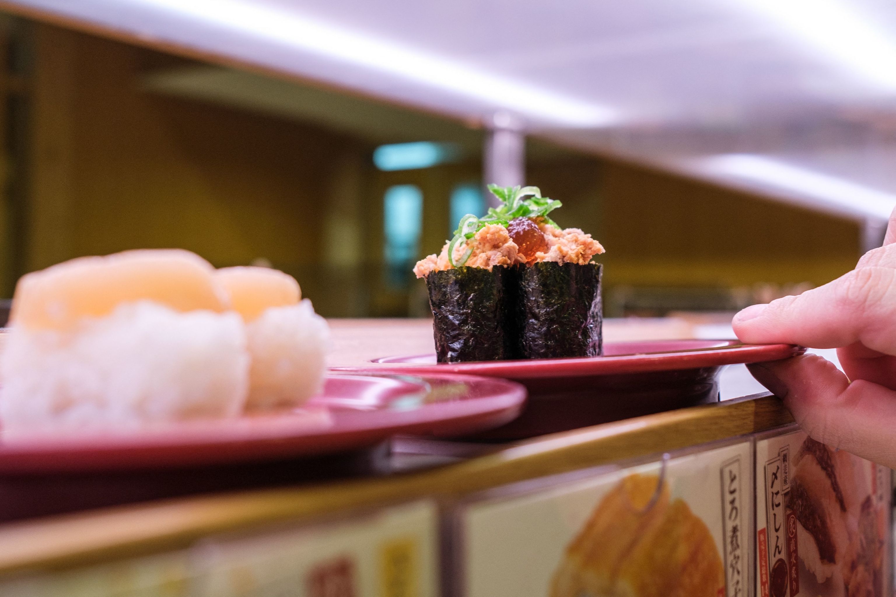 Una serie de bromas antihigiénicas en restaurantes de sushi generan indignación en Japón y caídas en Bolsa