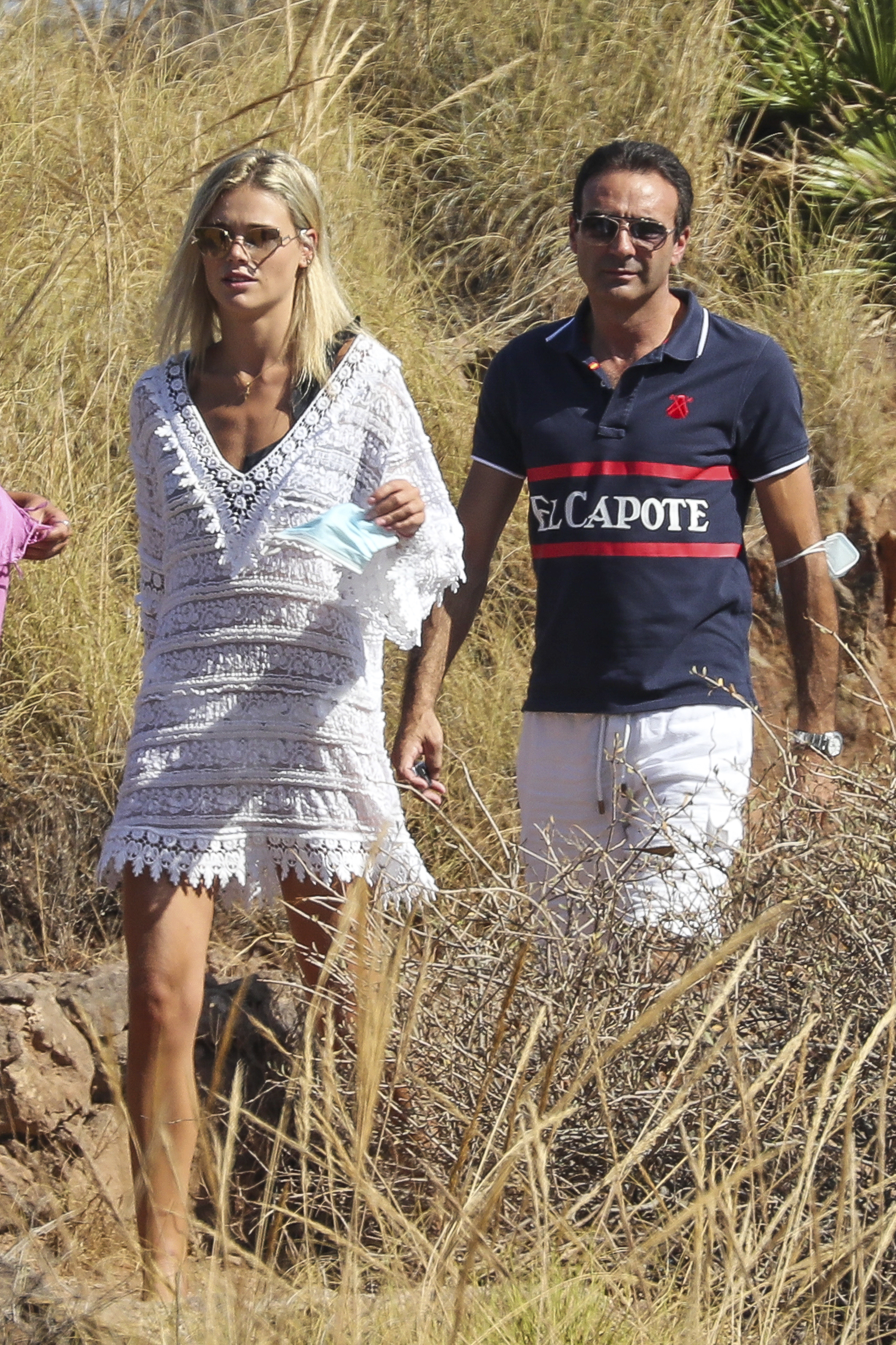 Enrique Ponce y Ana Soria durante un paseo campestre en Almera en el verano de 2020.