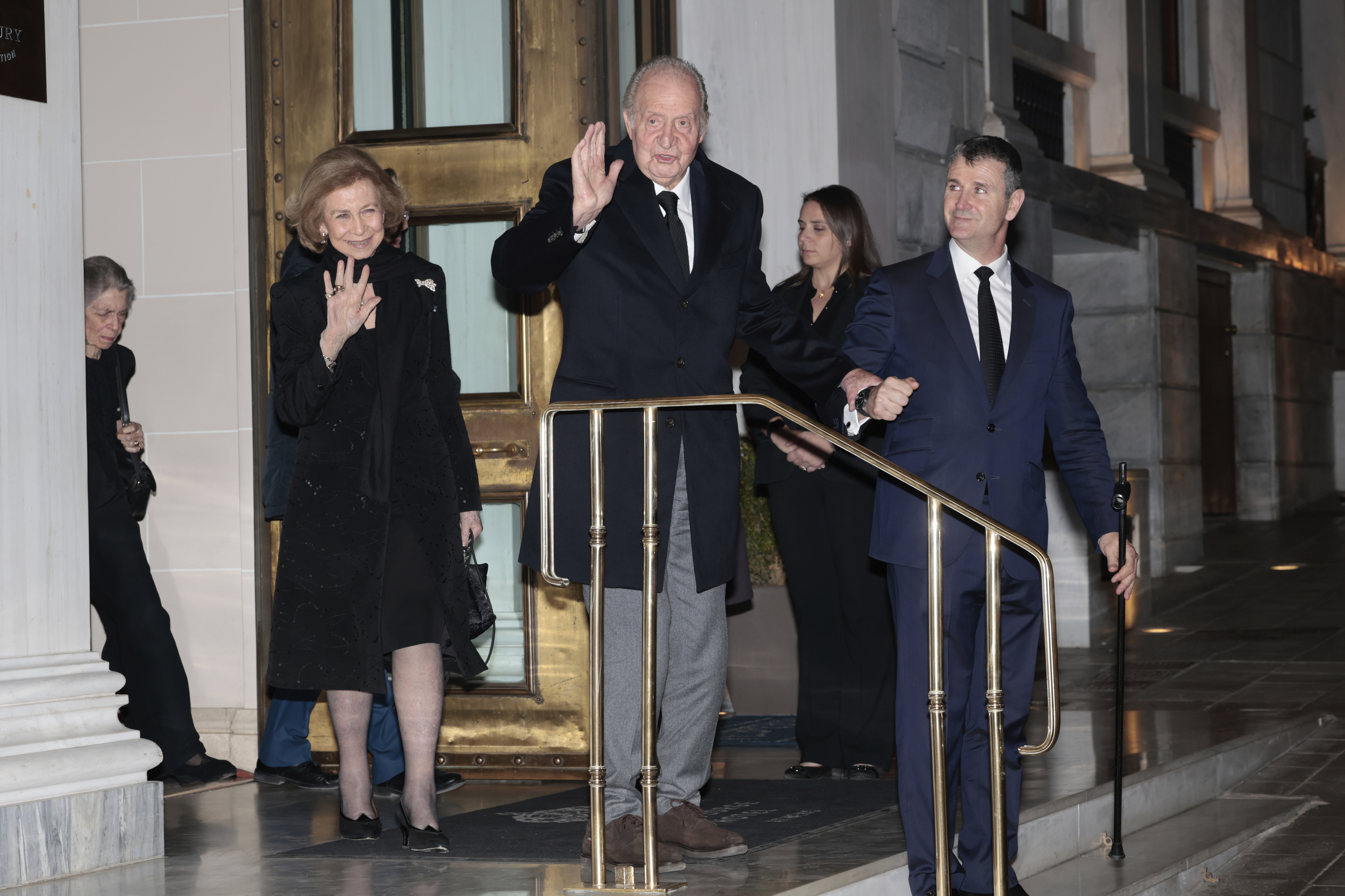 El Rey Juan Carlos con su asistente, en Atenas, tras el funeral de Constantino de Grecia.