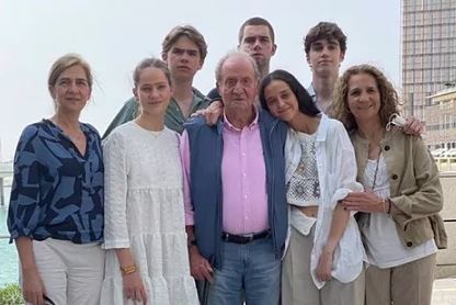 Don Juan Carlos con sus hijas y sus nietos en Abu Dabi.