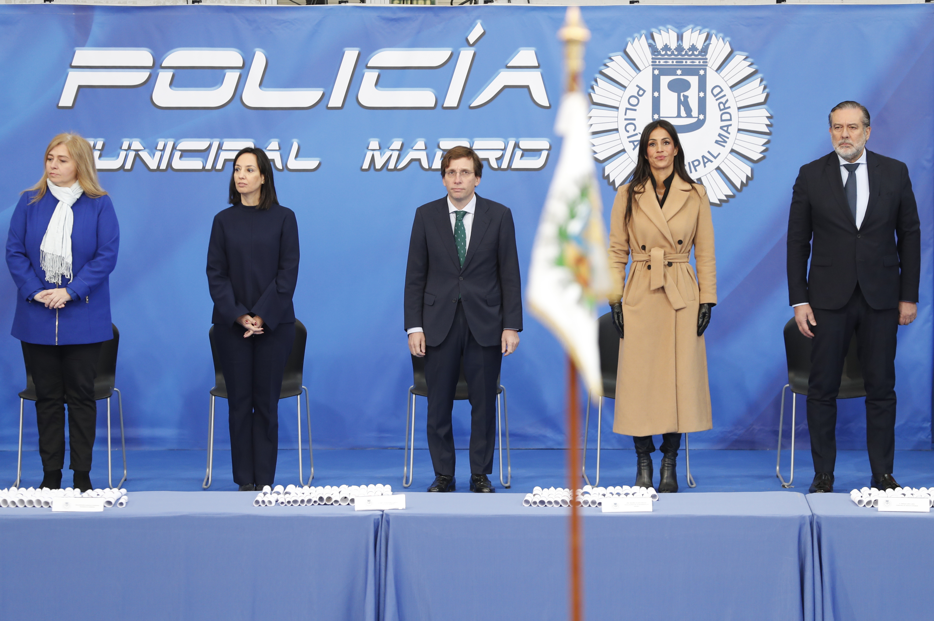 Almeida y Villacs durante la entrega de diplomas a la ltima promocin de la Polica Municipal.
