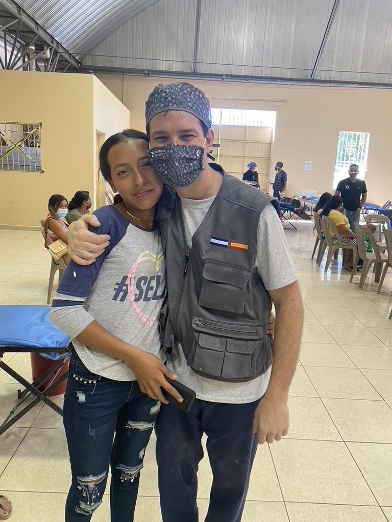 El doctor Francisco Acedo con la joven Lodiana en El Salvador.