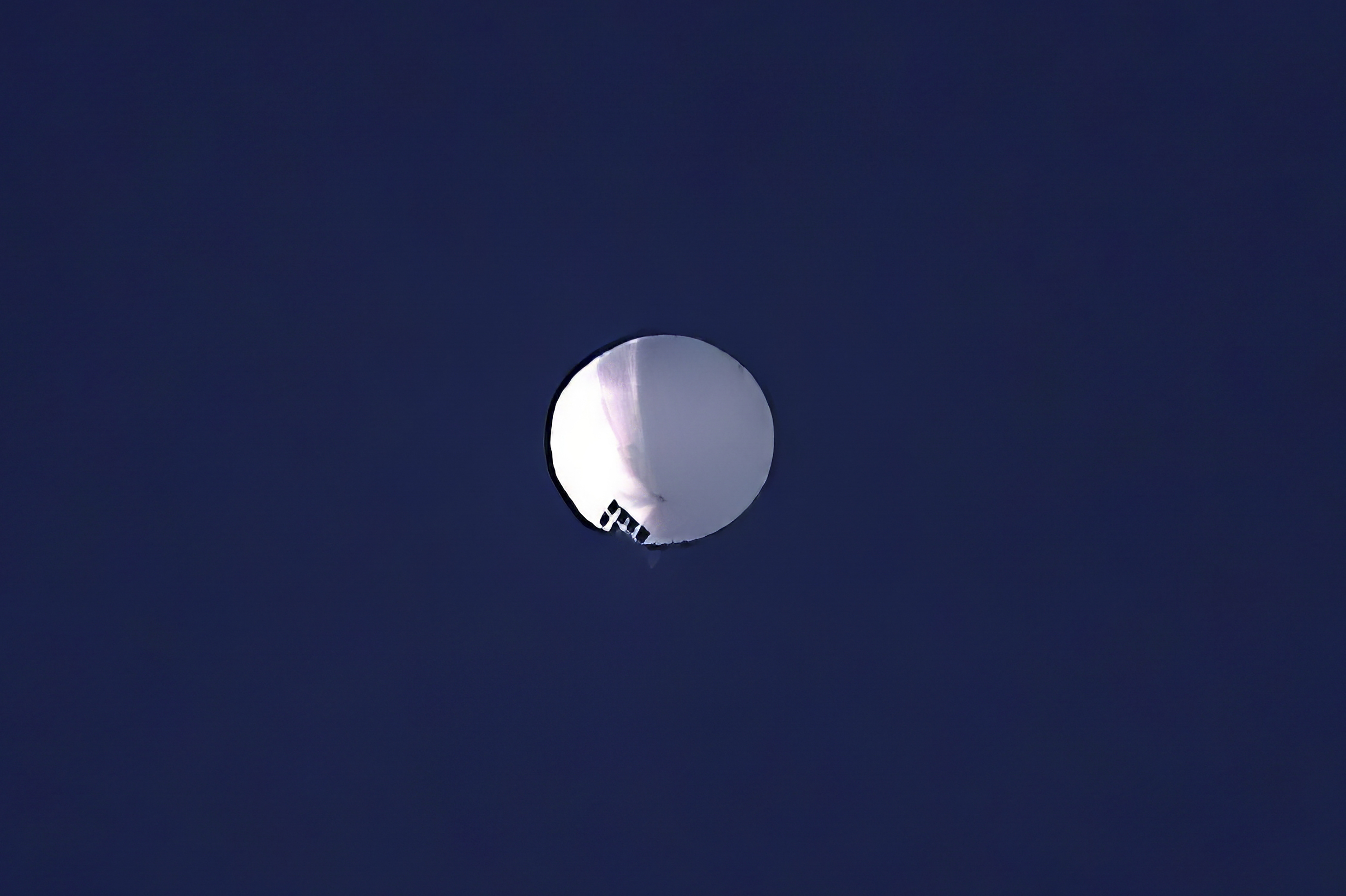 Un globo de gran altitud flota sobre Billings, Montana, el miércoles.