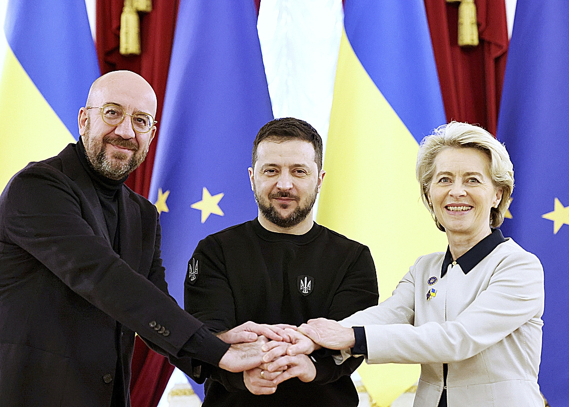 Michel, Zelenski y Von der Leyen unen sus manos en Kiev.