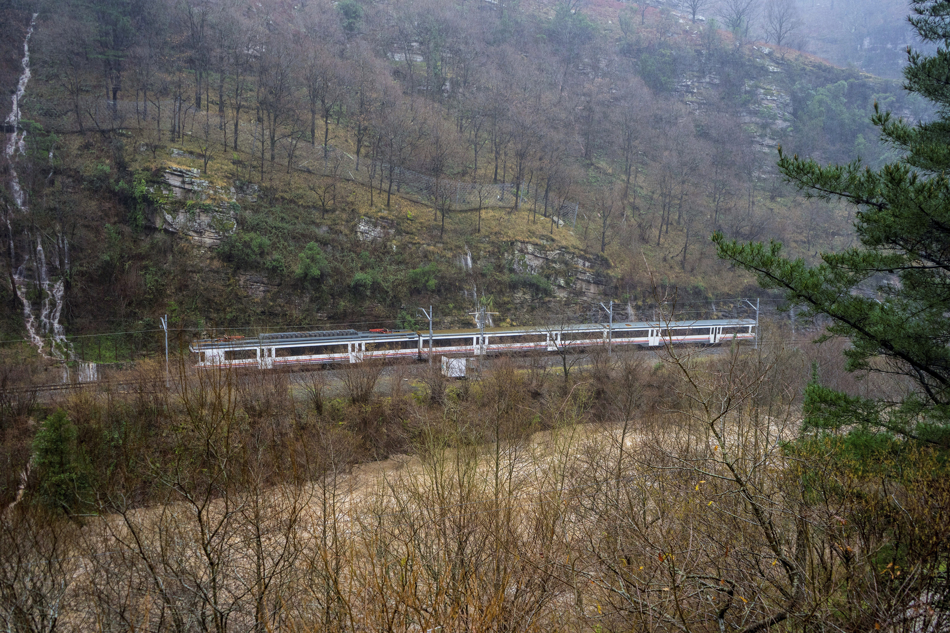 El Gobierno reconoce que los nuevos trenes de Cercanías entre Cantabria y Asturias no caben en los túneles por un «problema» de cálculo