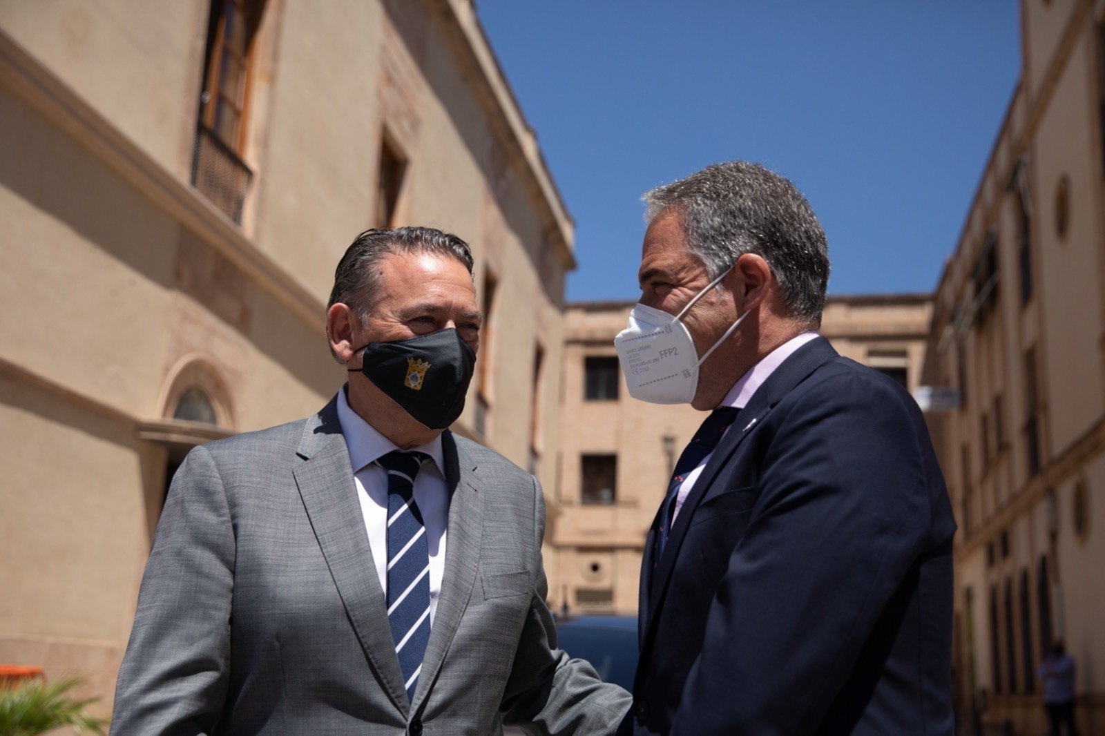 El ex alcalde de Linares, Ral Caro-Accino, junto a Elas Bendodo en una visita a la ciudad jiennense en 2021.
