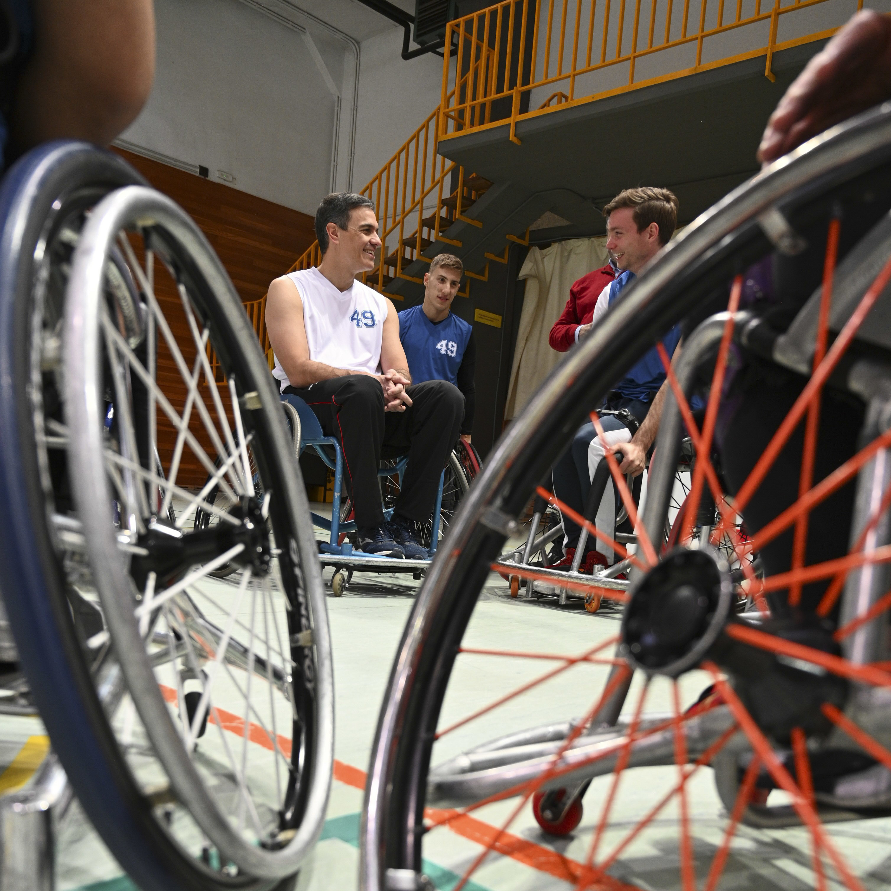 Pedro Sánchez, este viernes, tras jugar un partido de baloncesto en silla de ruedas.