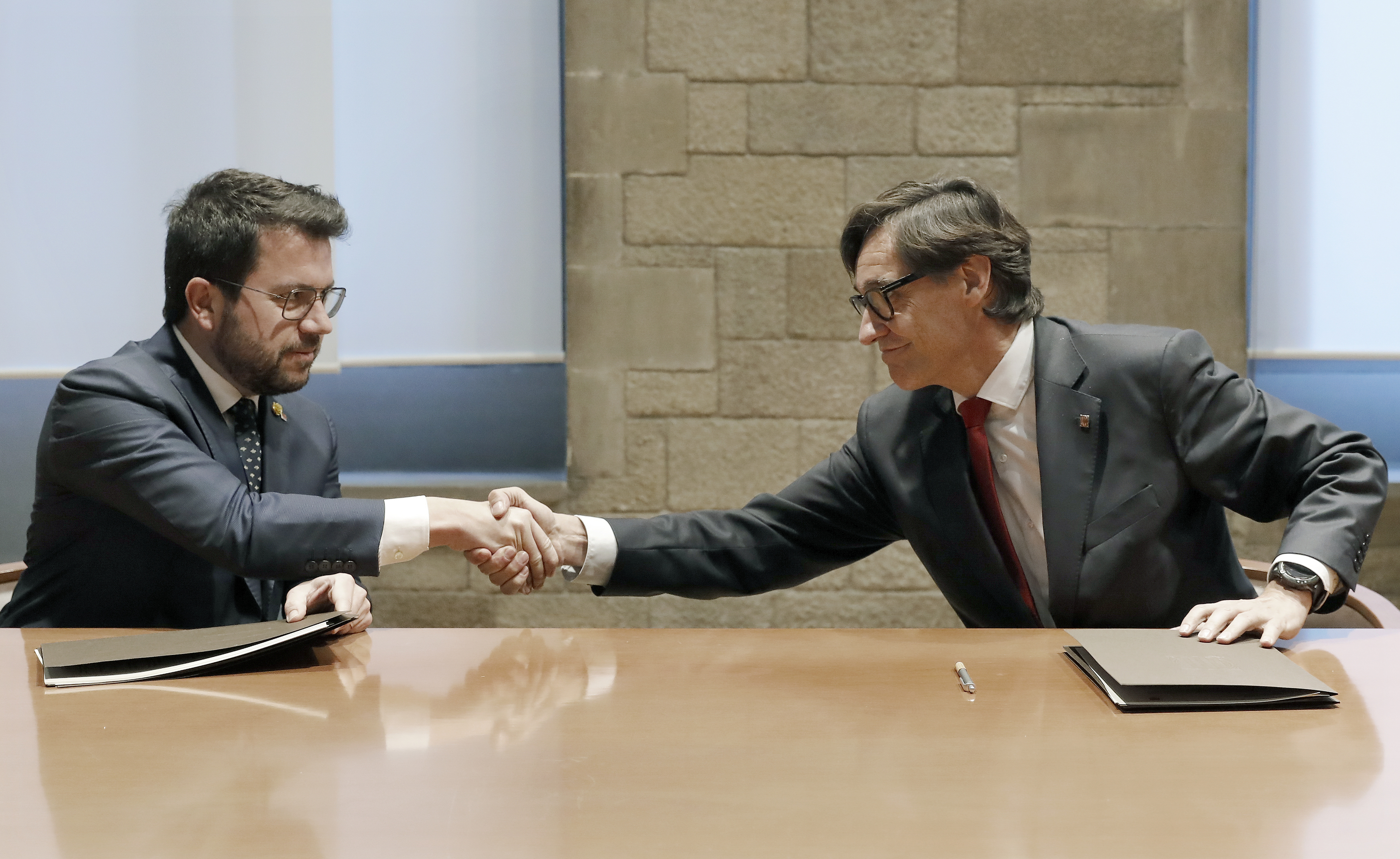 Pere Aragonès y Salvador Illa, durante la firma del acuerdo presupuestario.