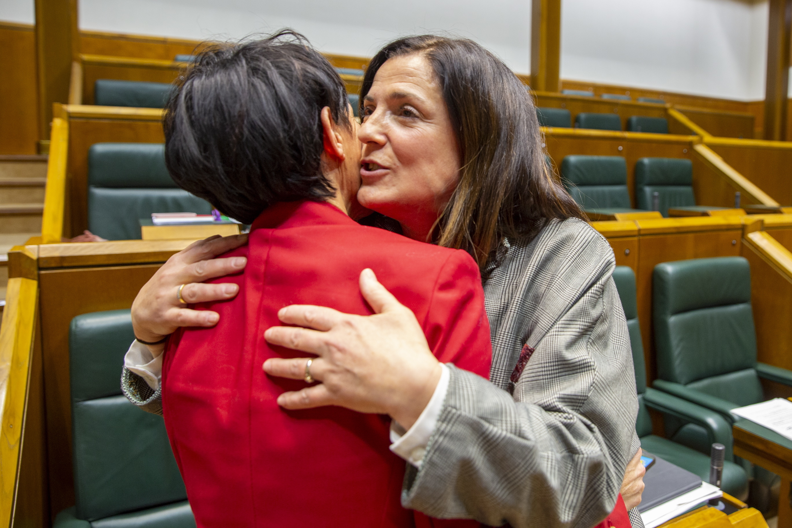 Artolazabal se funde en un abrazo con Maddalen Iriarte (EH Bildu) en el pleno del Parlamento Vasco.)
