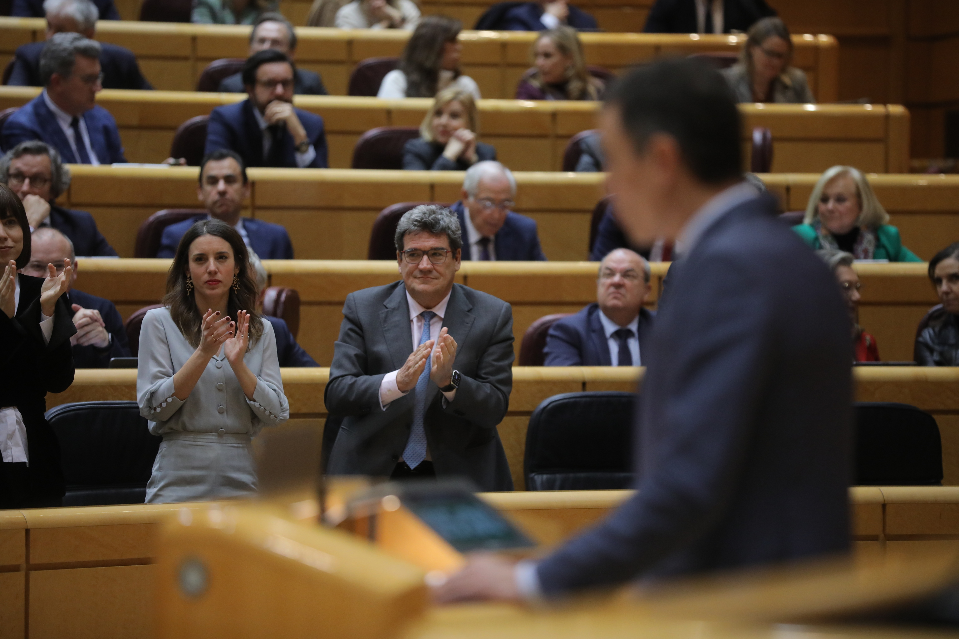 Irene Montero aplaude una intervención de Pedro Sánchez el pasado 26 de enero en el Senado.
