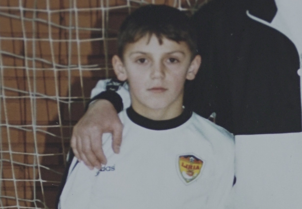 Vedat Muriqi dando sus primeros pasos como futbolista en el Liria Prizren.