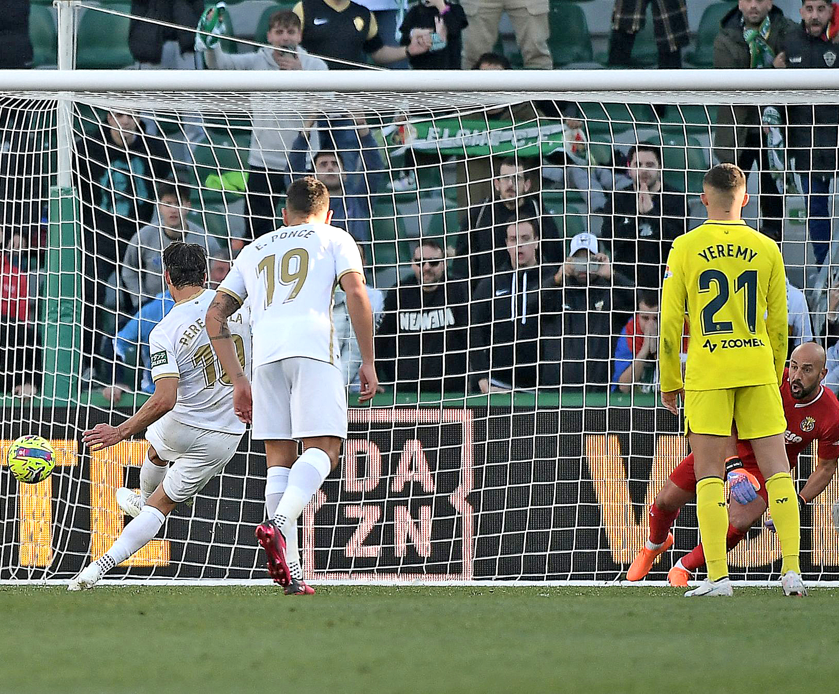 El Villarreal C.F. jugó un mal encuentro en Elche que le complica las aspiraciones europeas.