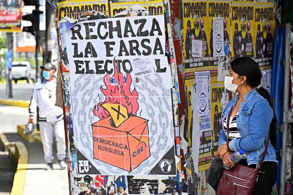 El presidente de Ecuador, Guillermo Lasso, pretende recuperar el pulso con el referéndum de hoy
