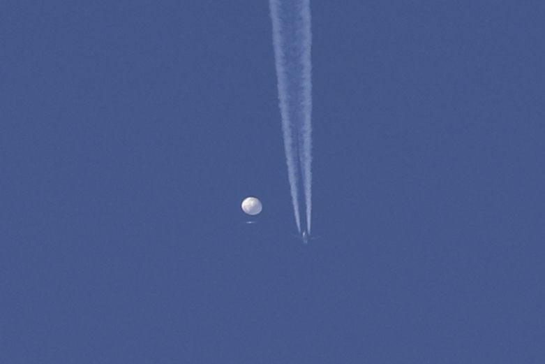 Un avión se acerca al globo chino mientras sobrevuela Kingstown, en Carolina del Norte.