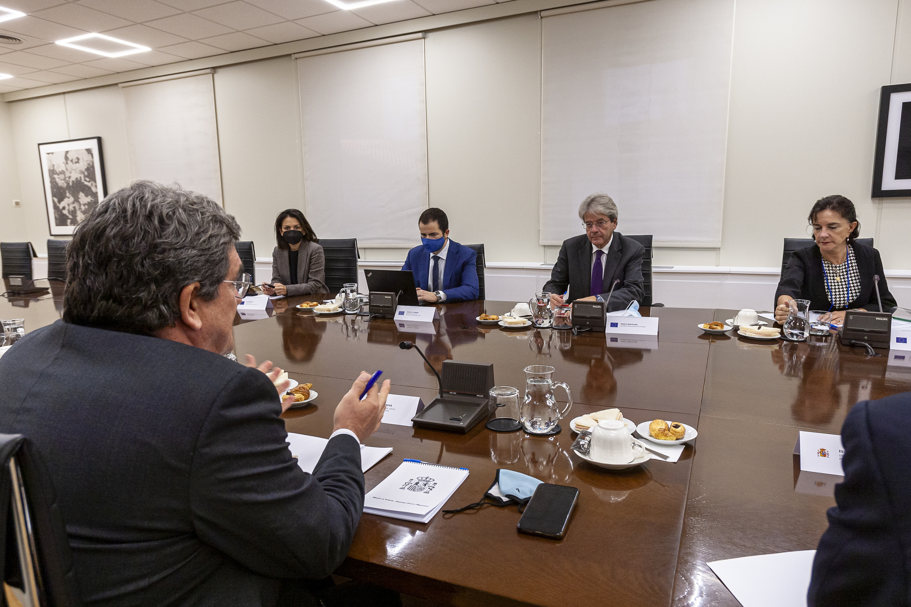 El ministro José Luis Escrivá ante el comisario europeo Paolo Gentiloni en un encuentro que sí fue anunciado en 2021