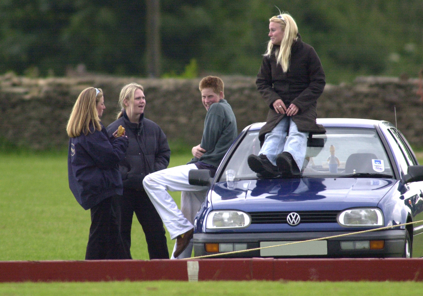 Sasha Walpole (segunda por la izquierda) con Harry y dos amigas más el 9 de junio de 2001 en un club de polo en Gloucestershire.