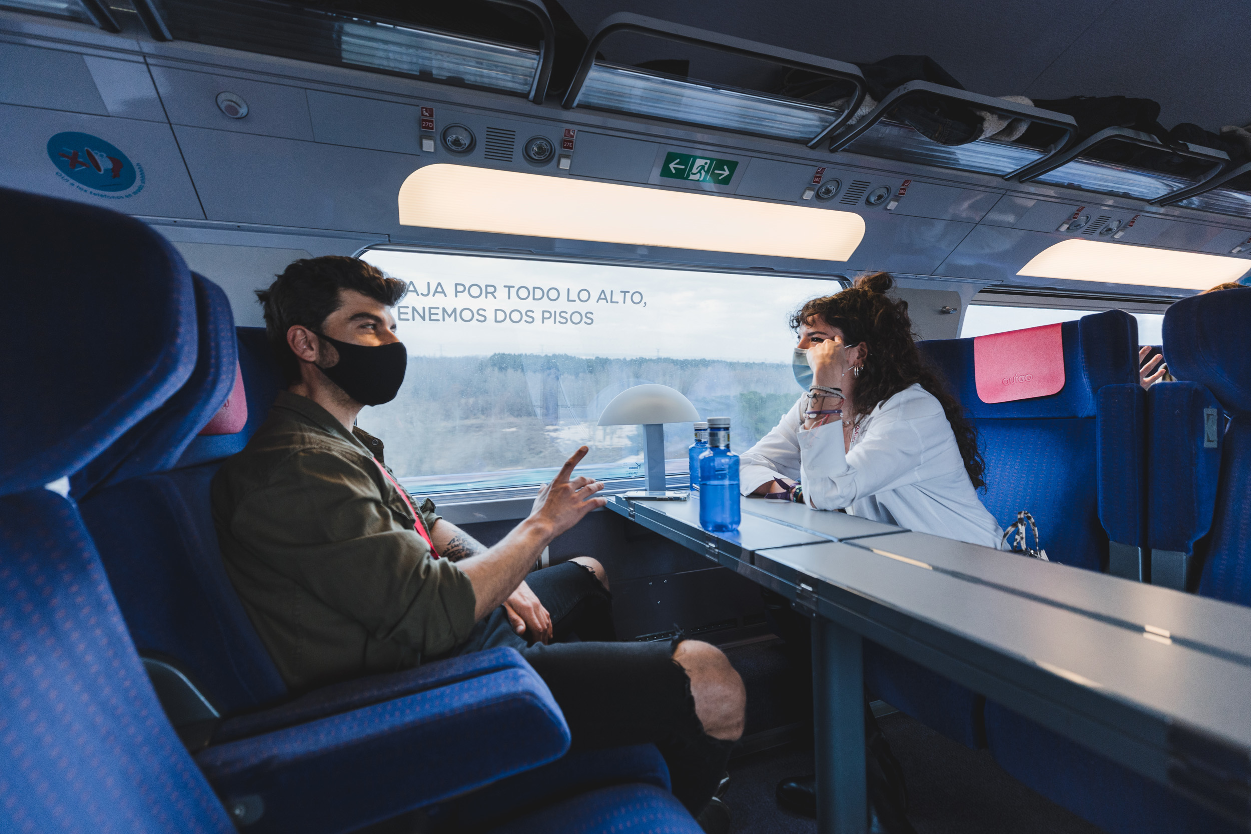 Una pareja, a bordo de un tren.