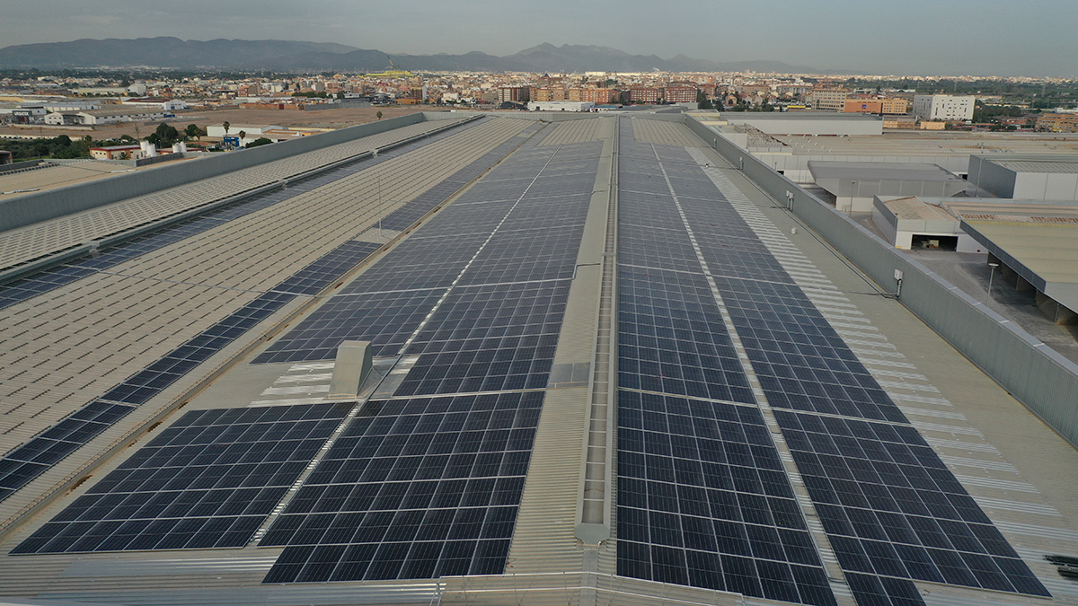 Vista area de la instalacin solar fotovoltaica de la nueva planta 4 de Porcelanosa.