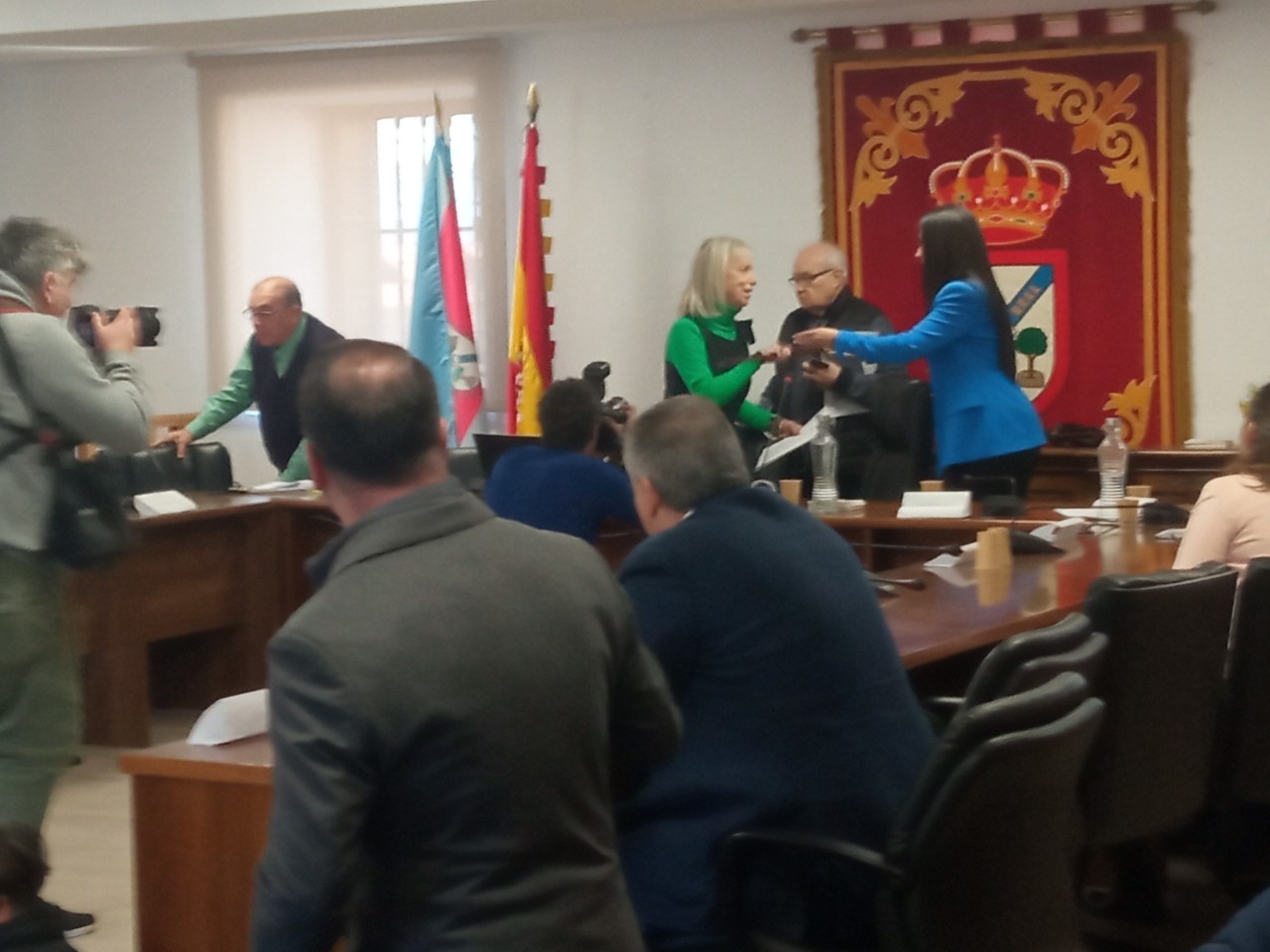 La nueva alcaldesa del PP, a la izquierda, recibiendo el bastón de mando de la ex regidora del PSOE